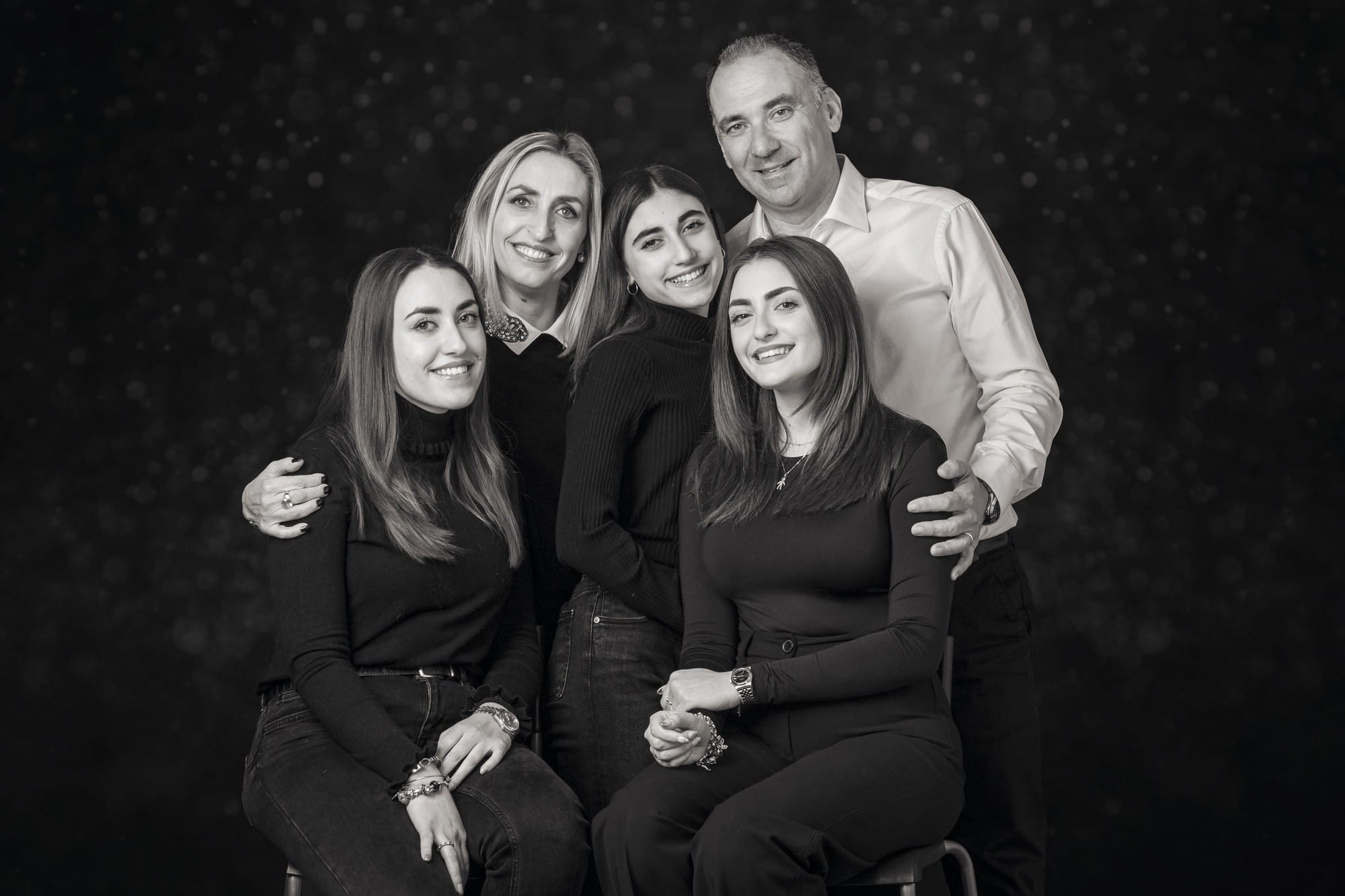 Ritratto di famiglia con figli grandi Ritratto di famiglia con figli grandi, in bianco e nero