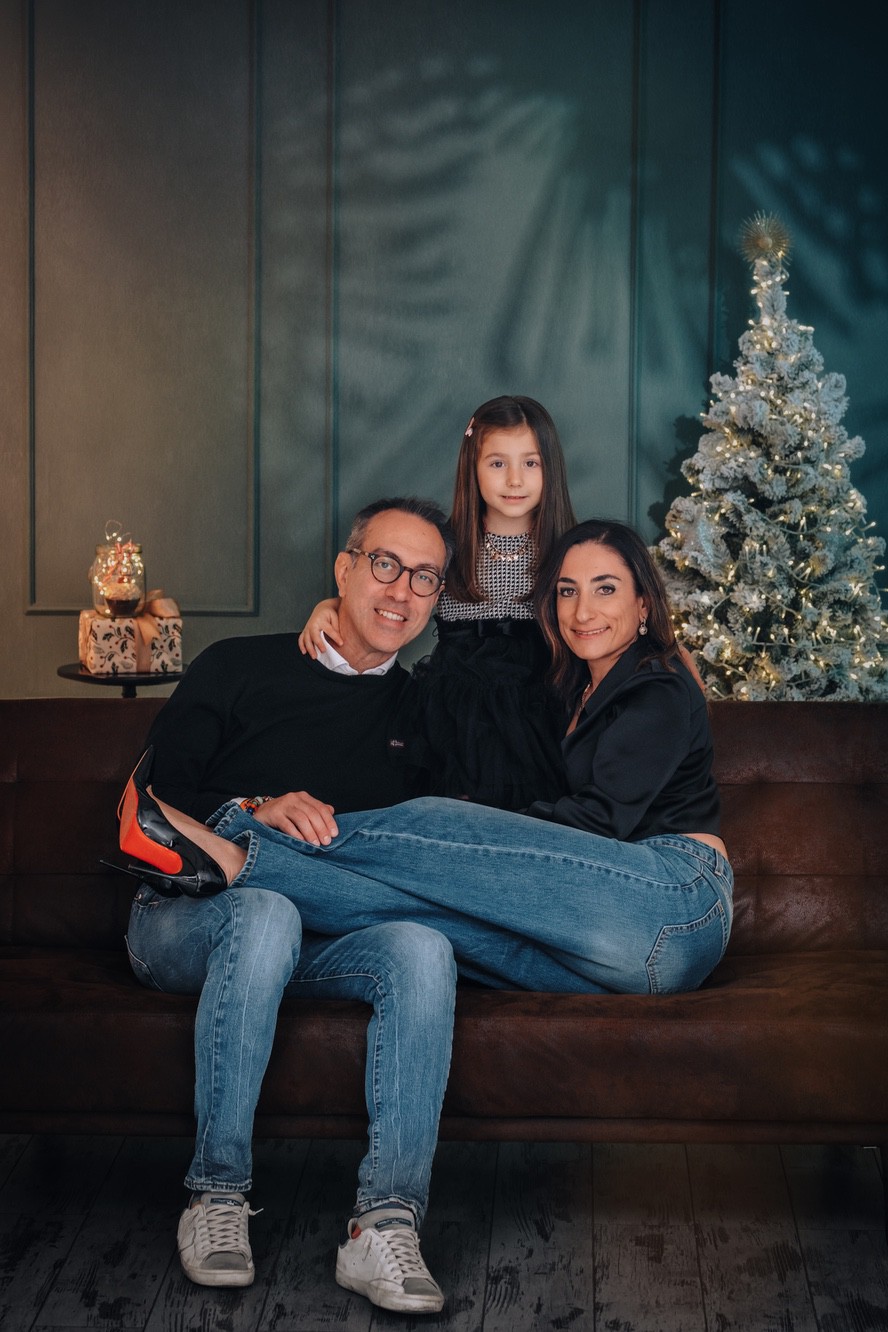 Ritratto di famiglia con albero di Natale