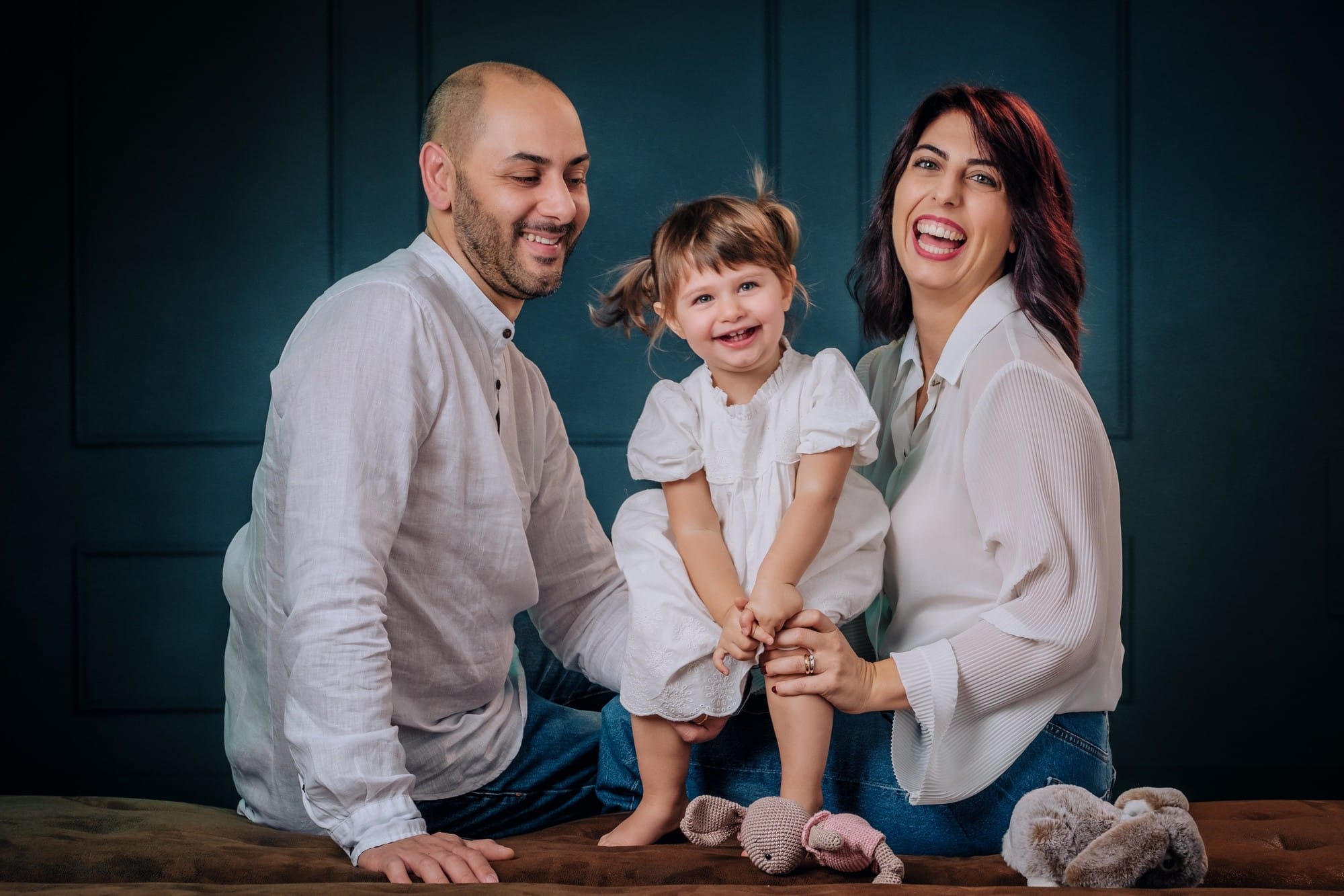 Ritratto di famiglia con bambina Ritratto di famiglia con una bambina piccola