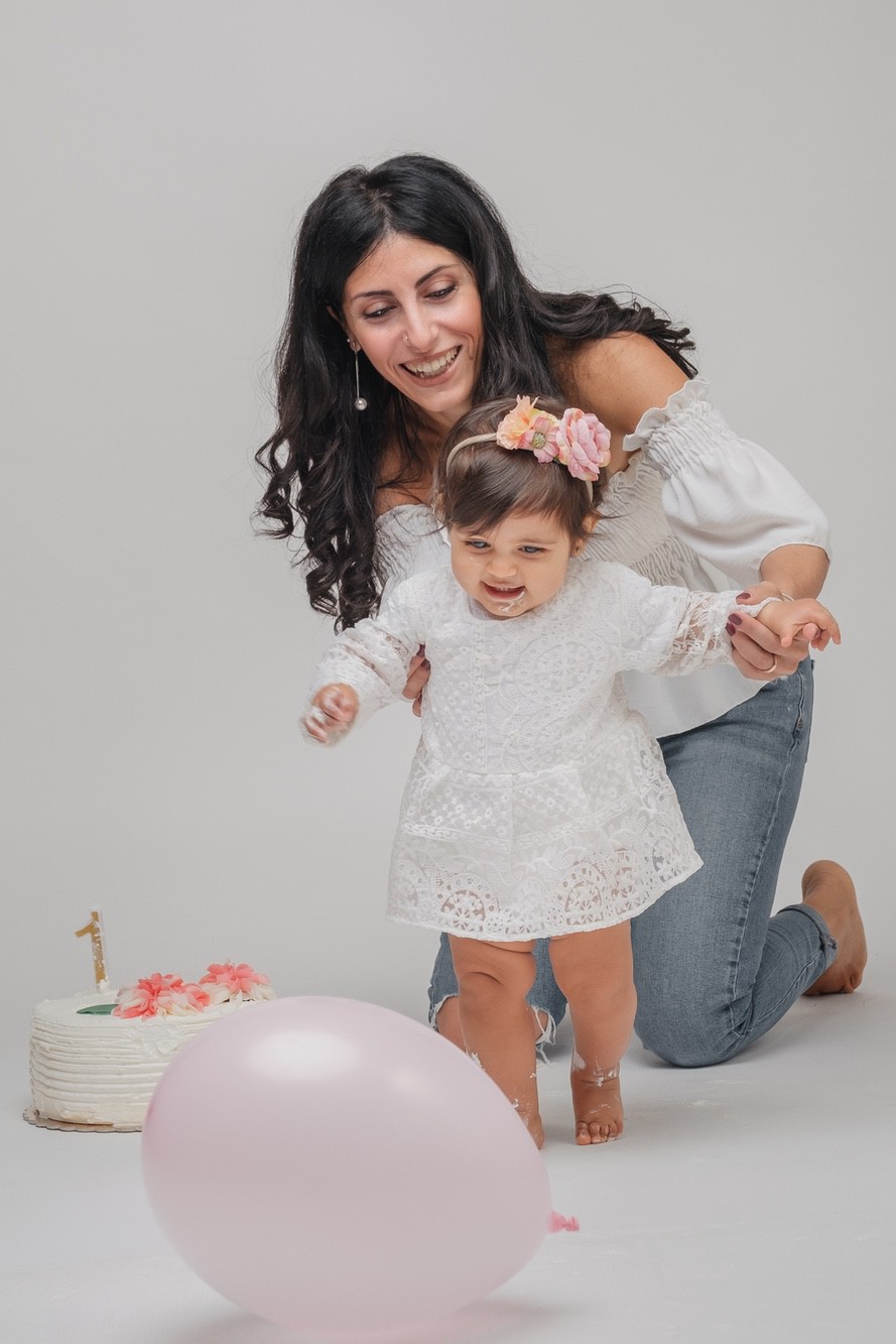 Ritratto di una mamma e sua figlia al primo compleanno