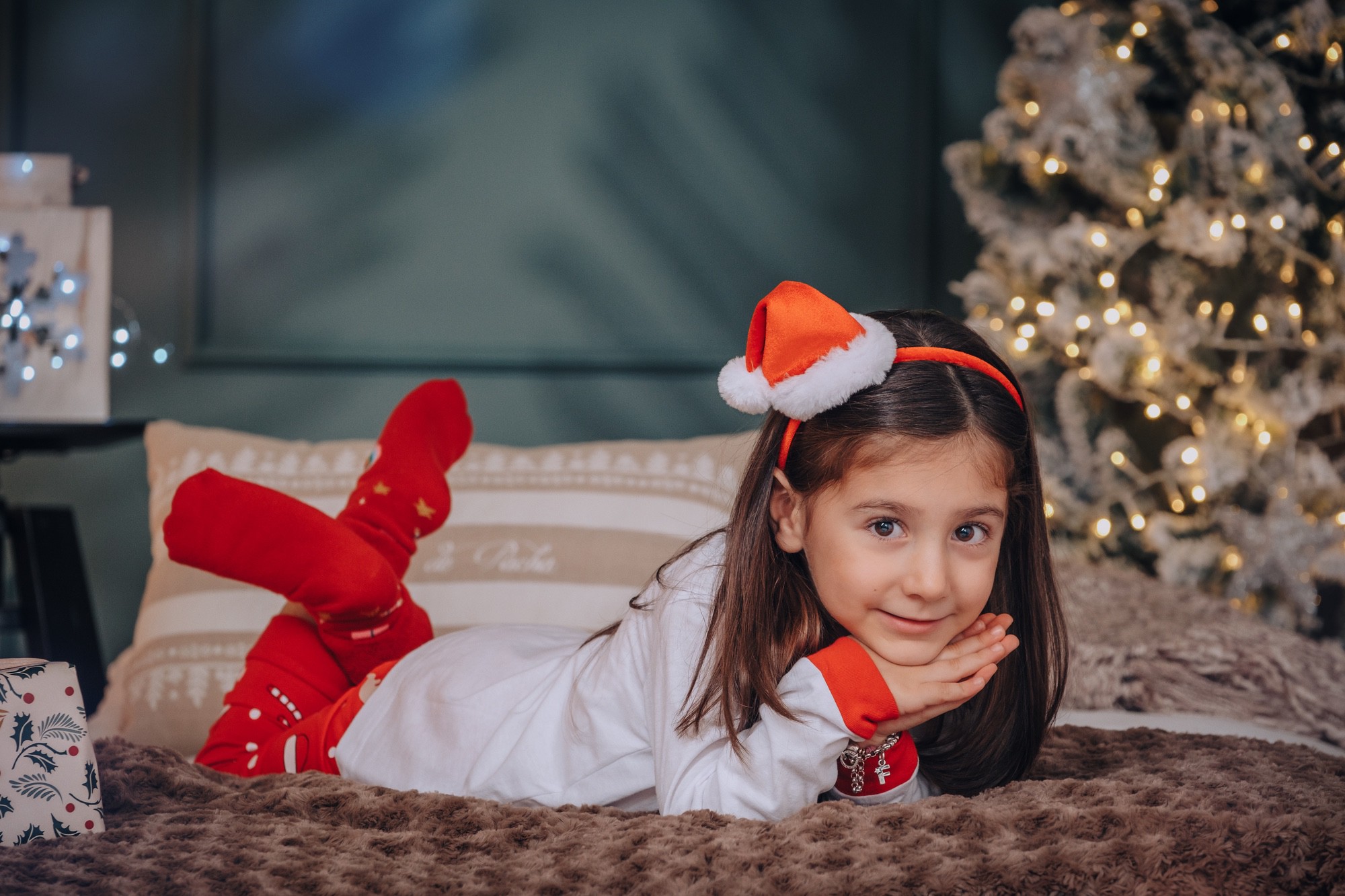 Fotoritratto di una bambina per ricordo del S. Natale