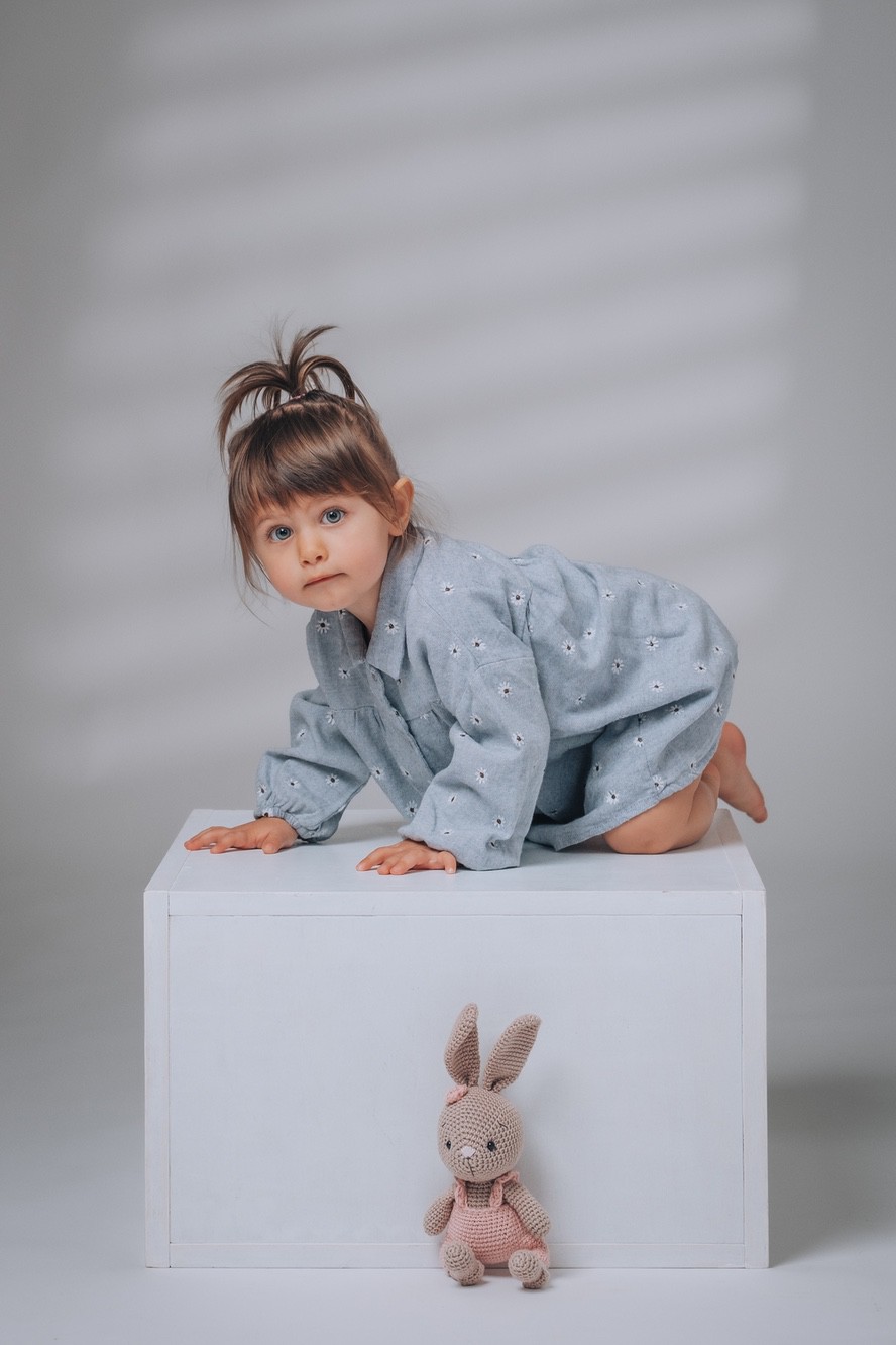 Fotoritratto di una bambina ritratta in una posa buffa