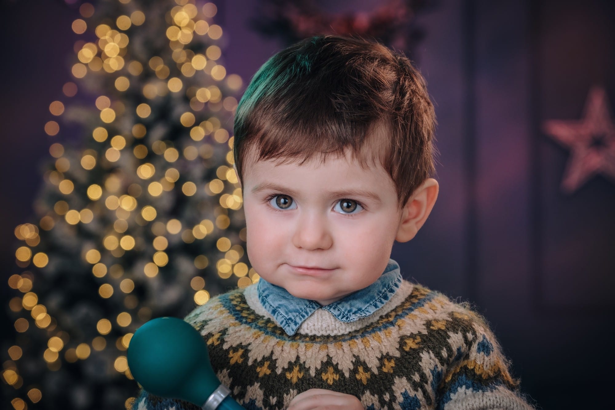 Fotoritratto di un bambino con giocattolo