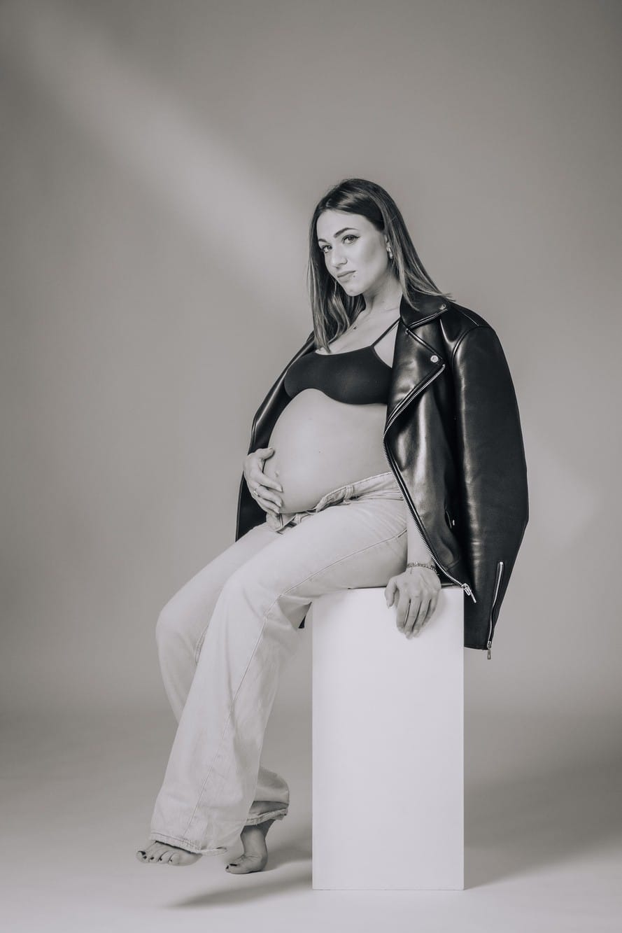 Foto premaman di una mamma in abbigliamento sportivo