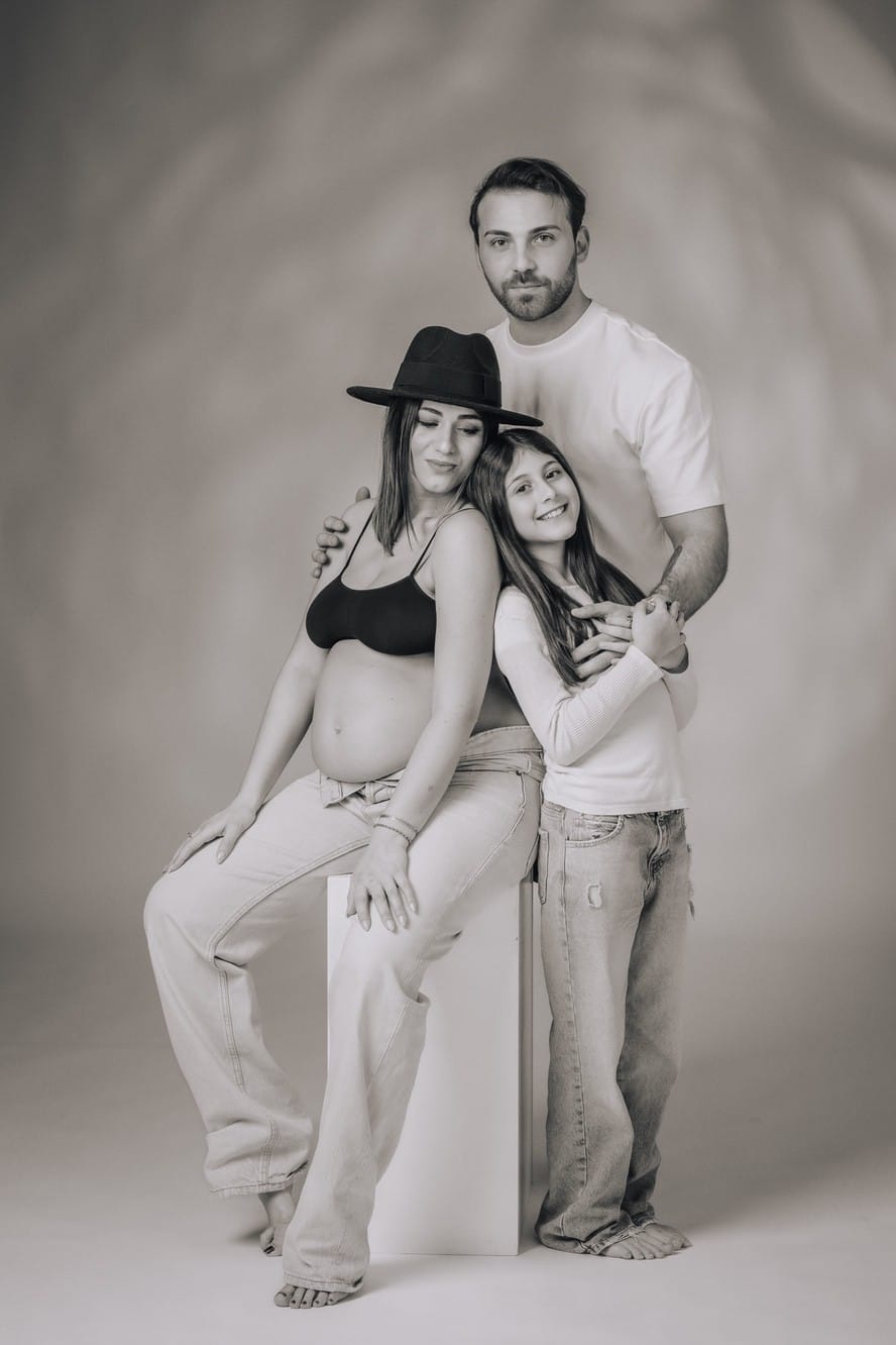 Shooting di gravidanza di una famiglia con una figlia
