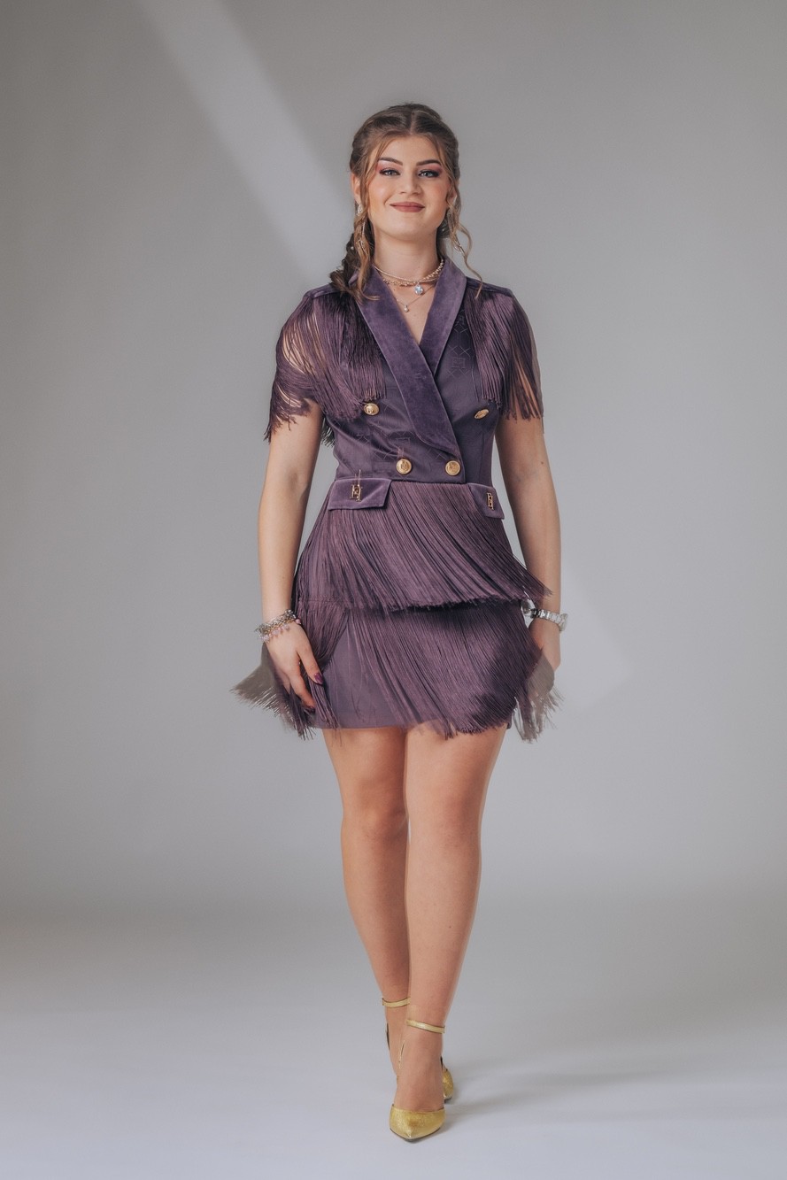 Fotoritratto ragazza elegante Fotoritratto di una ragazza elegante a figura intera