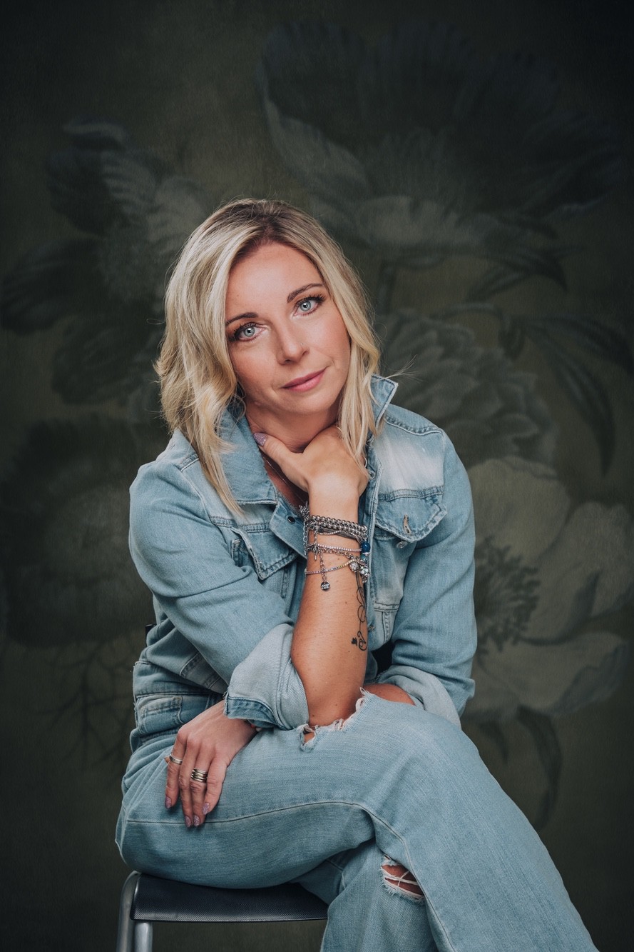 Fotoritratto donna sportiva Fotoritratto di una donna in abbigliamento jeans sportivo