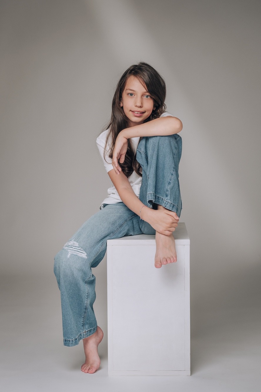 Lifestyle portrait di una ragazza adolescente con abiti in jeans