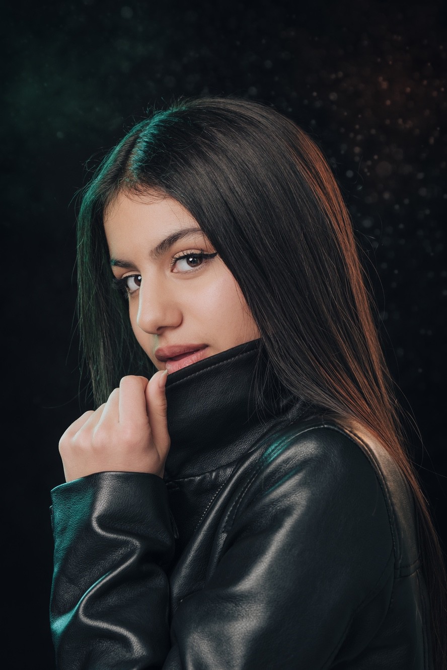 Fotoritratto di una ragazza con giubotto in pelle