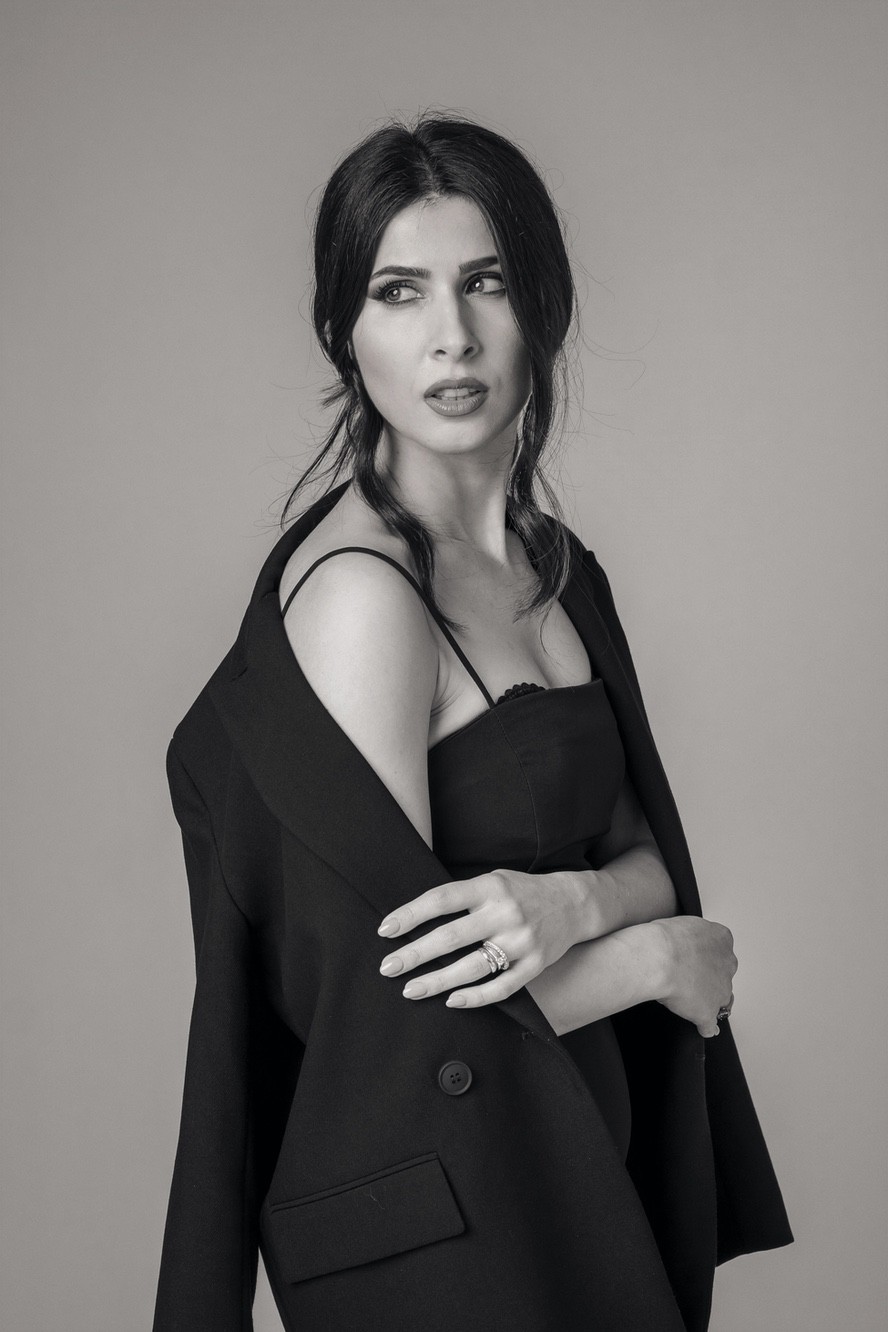 Fotoritratto donna sensuale Fotoritratto di una donna che fa risaltare la sua sensualità