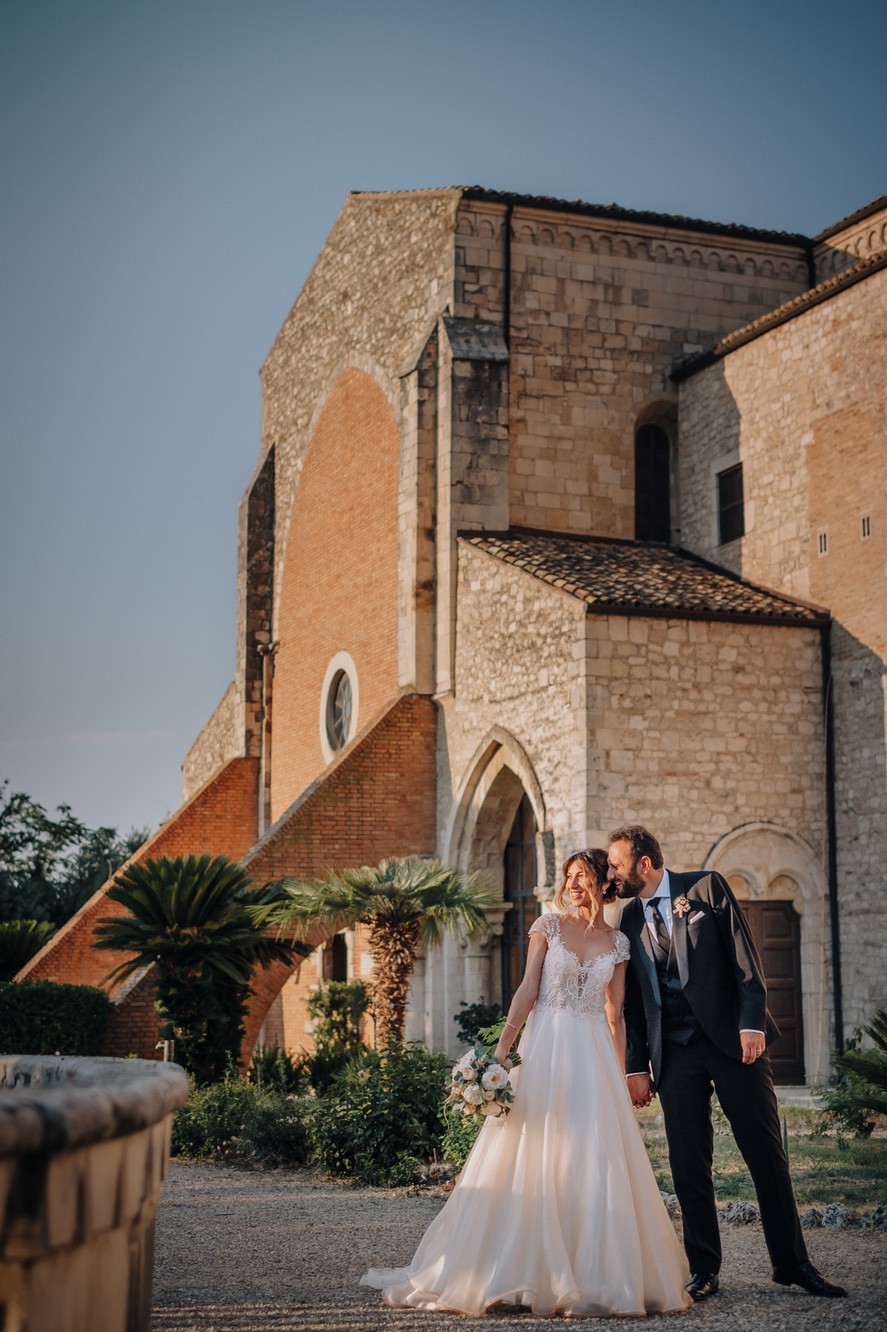 Sposi con sfondo dell'Abbazia di Santa Maria di Arabona