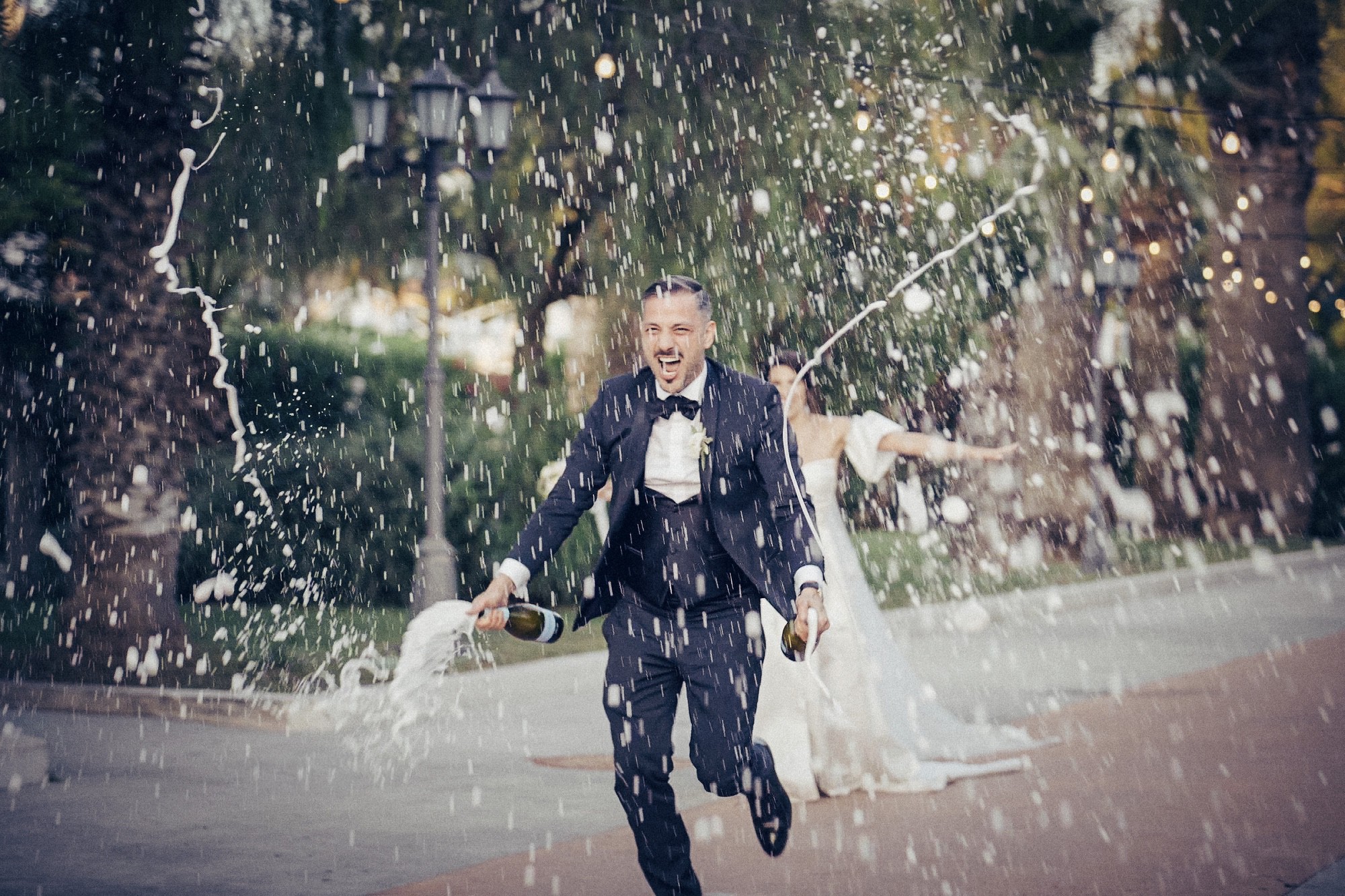 Festeggiamenti sposo bottiglie Sposo che festeggia con bottiglie di spumante