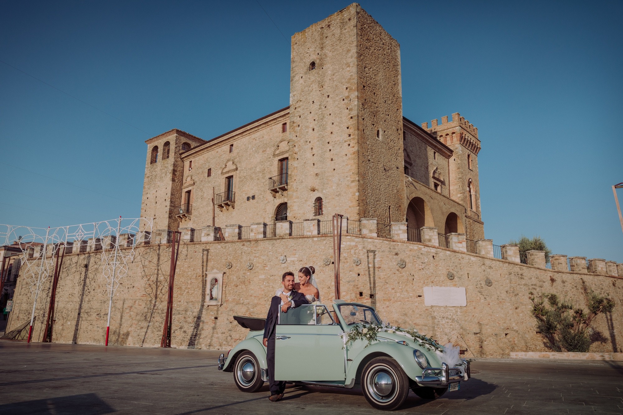Foto sposi lungo le mura del Castello Ducale di Crecchio