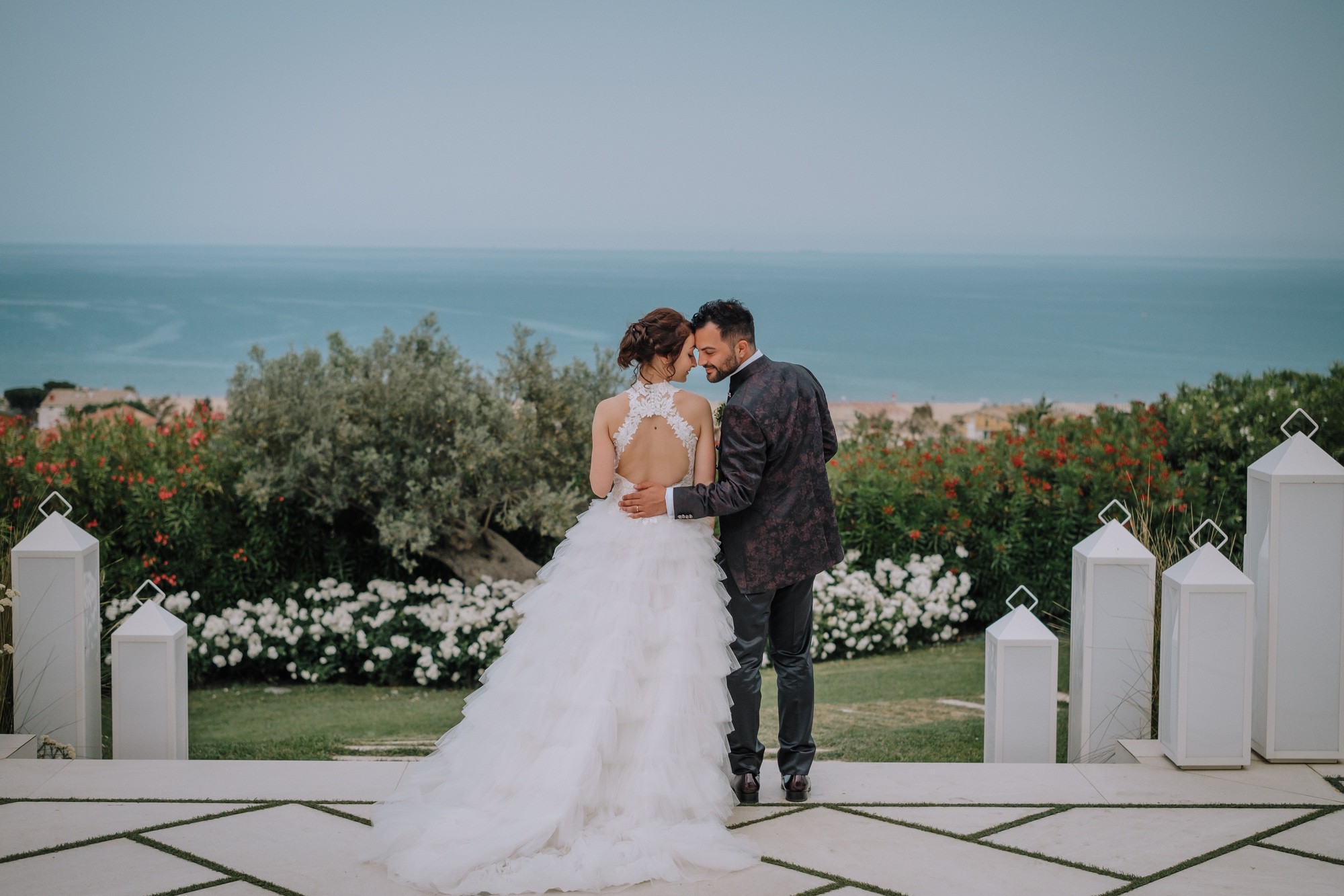 Sposi sul lungomare adriatico