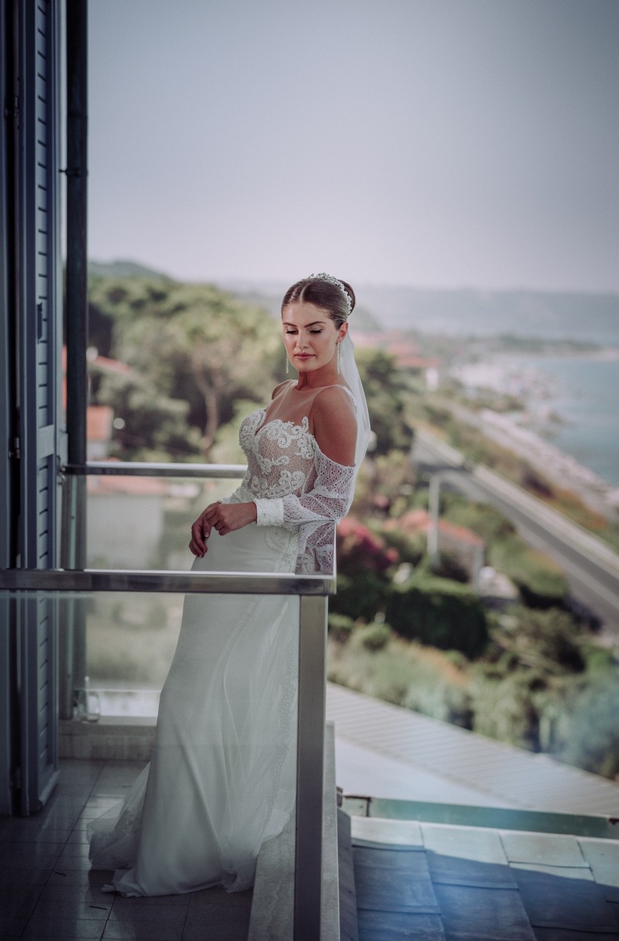 Sposa su balcone con sfondo lungomare Adriatico