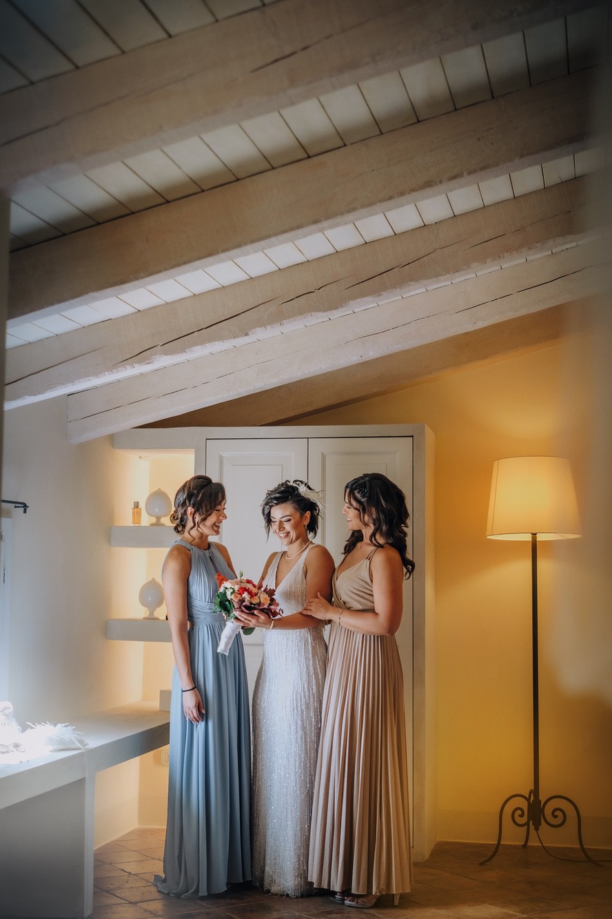 Sposa con le sue damigelle