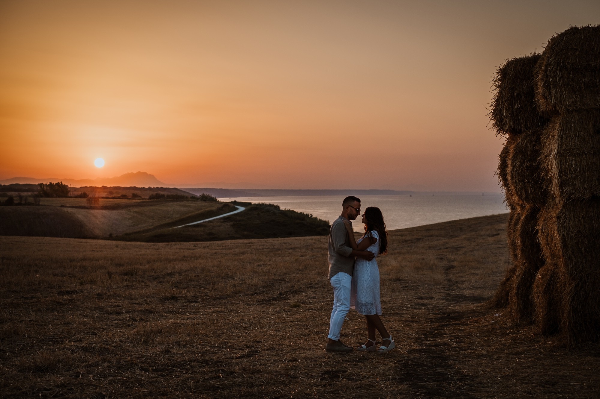 Foto di reportage anteprima del matrimonio al tramonto