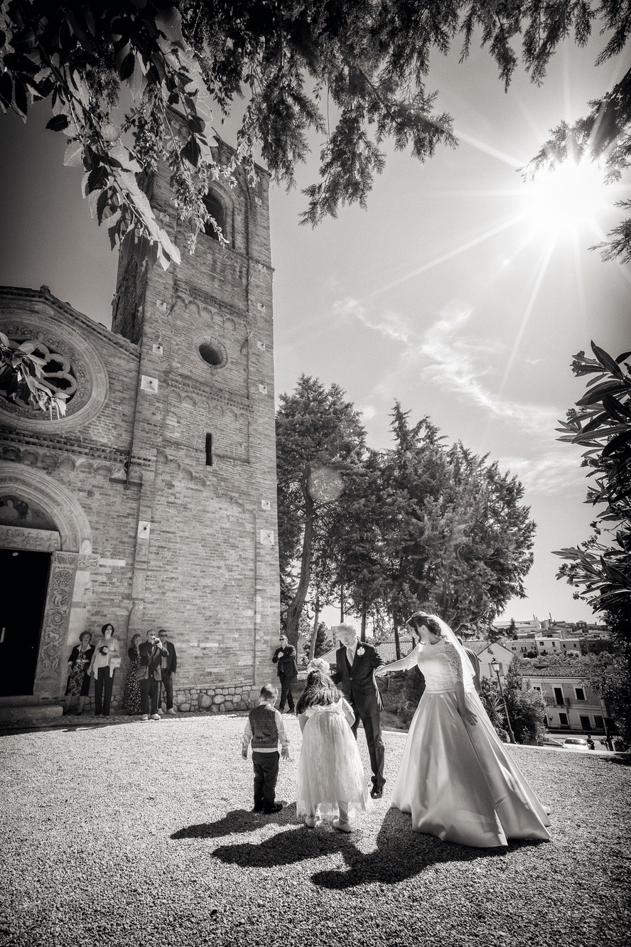 Sposi sul sagrato della Chiesa di Santa Maria Maggiore a Pianella
