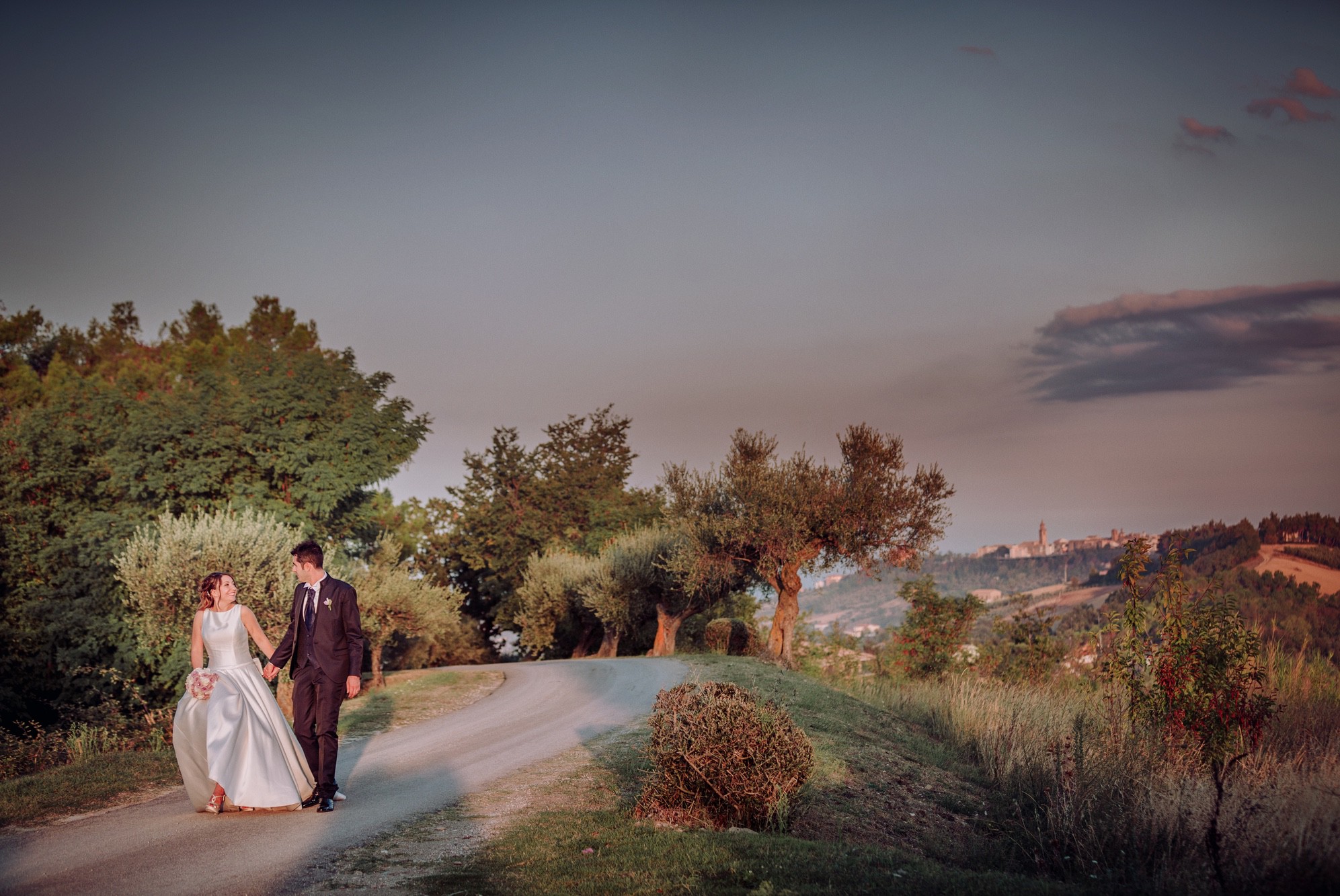 Sposi che camminano sul sentiero con vista su Città Sant'Angelo