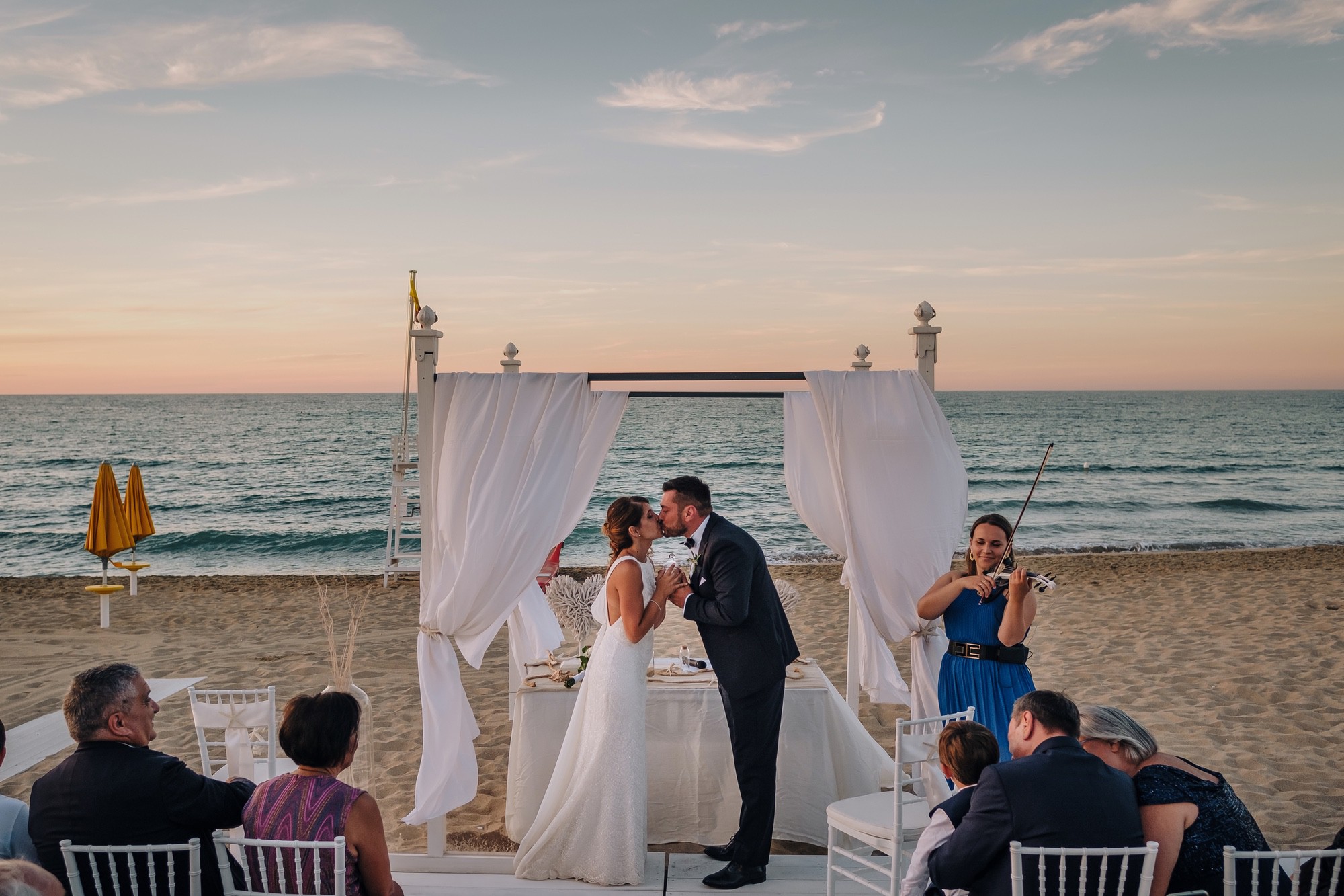 Foto professionale di un rito civile di matrimonio in spiaggia a Pescara