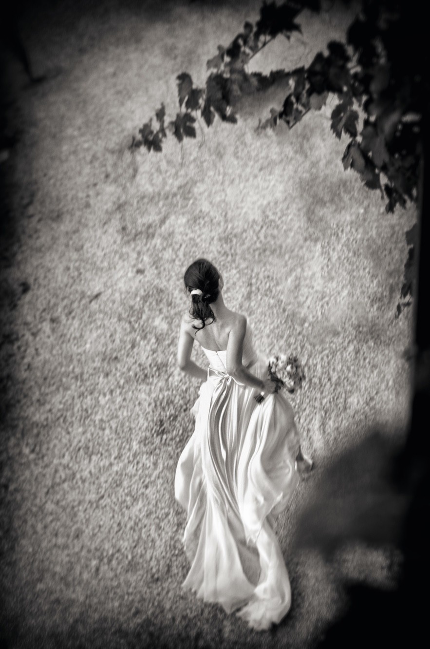 Scatto rubato di una sposa in bianco e nero