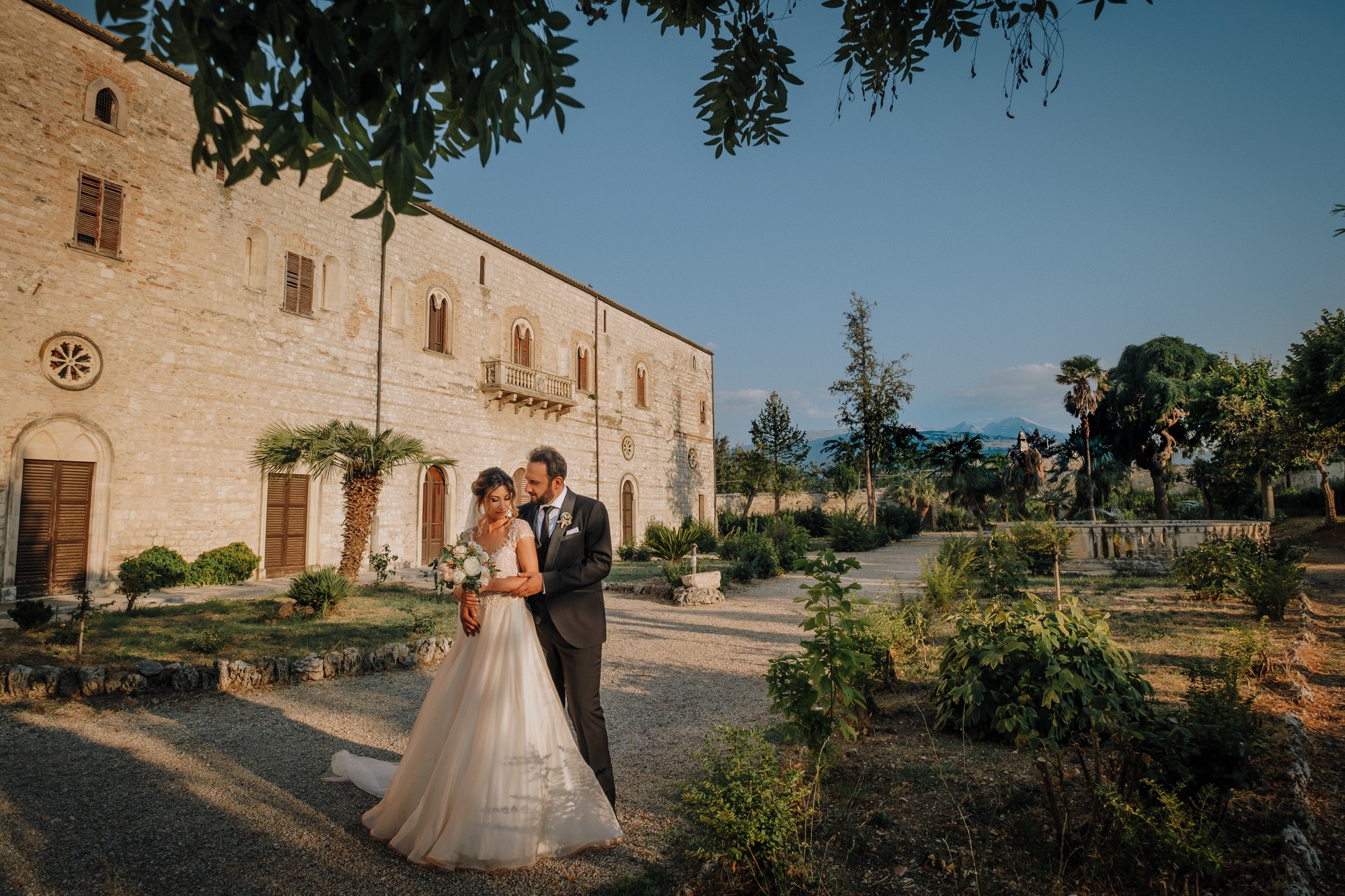 Sposi davanti all'Abbazia di Santa Maria di Arabona
