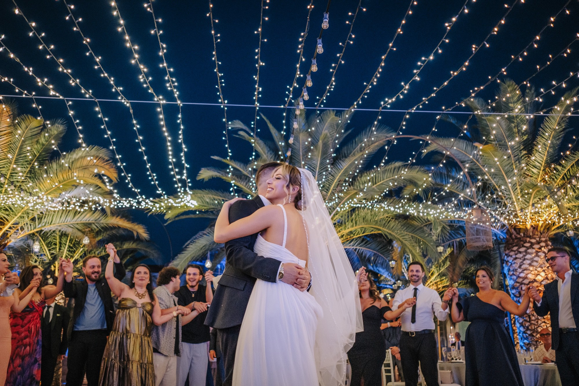 Sposi che ballano sotto le illuminazioni