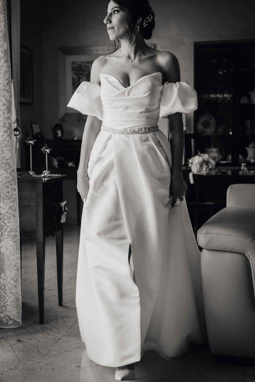 Foto in bianco e nero di una sposa che si prepara a casa