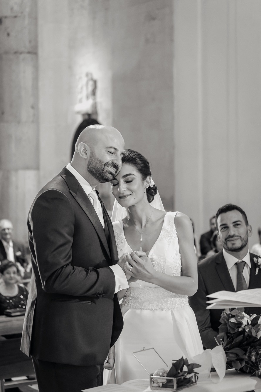 Foto in bianco e nero di sposi in chiesa