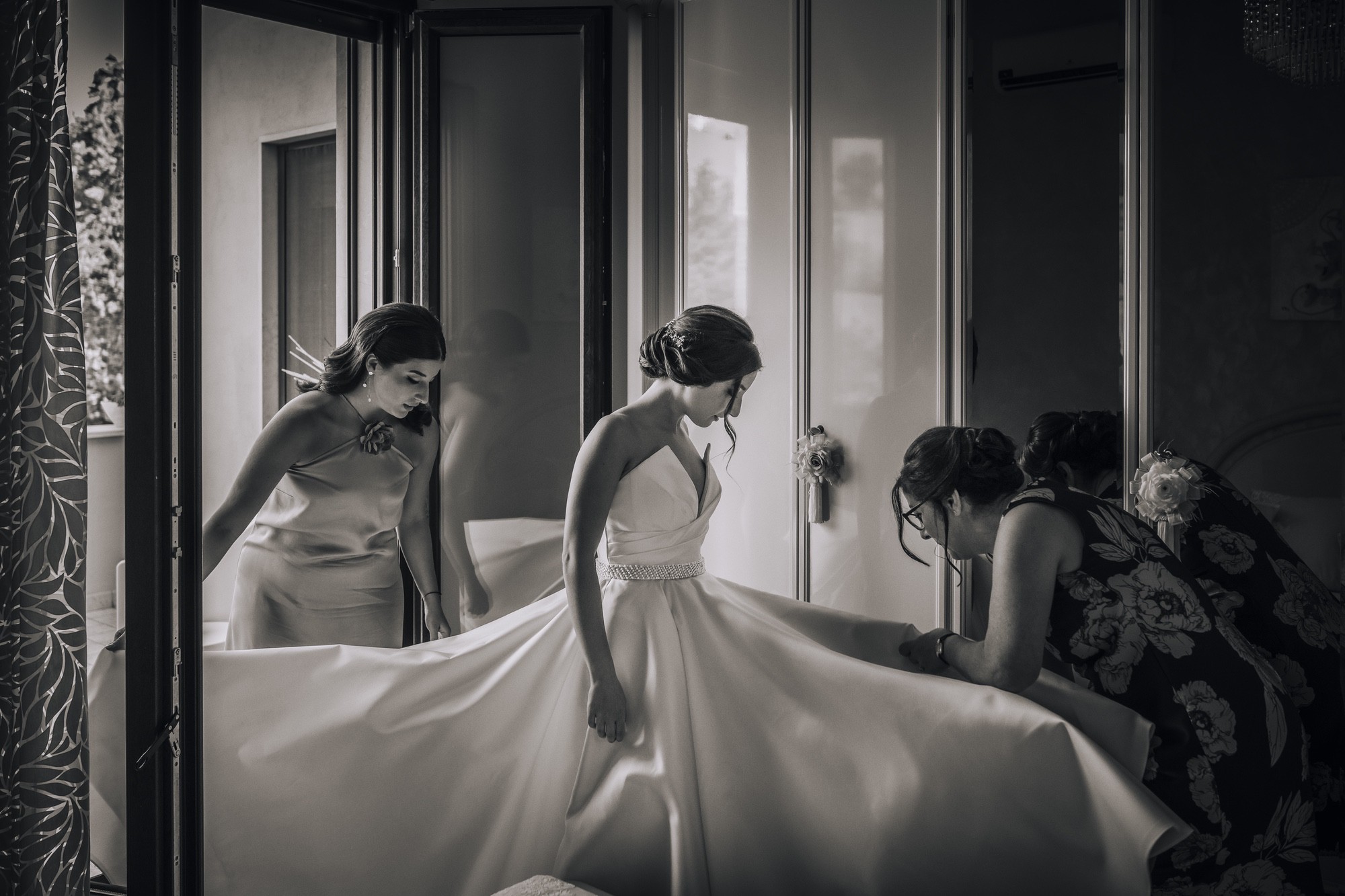 Preparazione della sposa insieme alla mamma e alla sorella