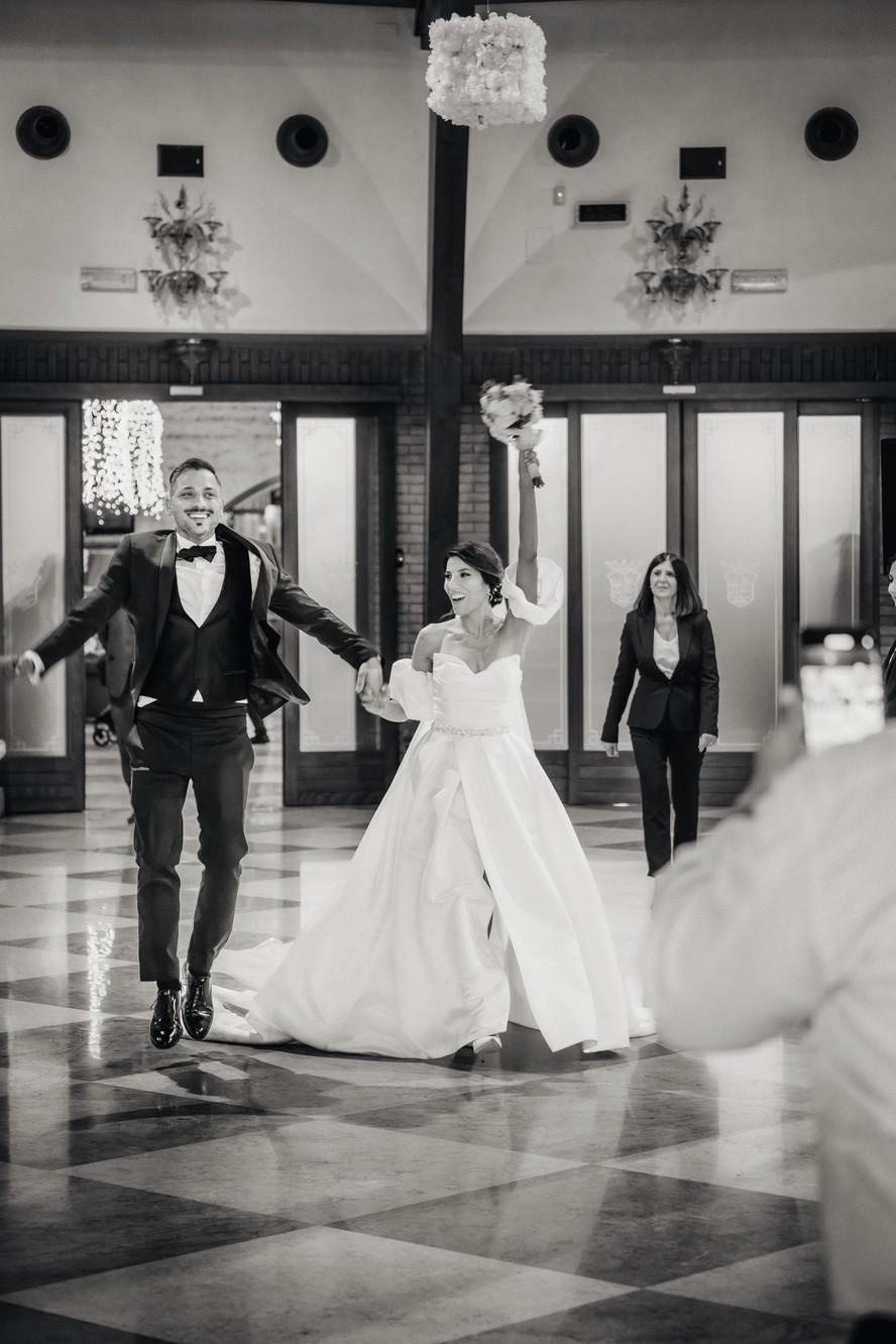 Ingresso degli sposi al ricevimento di nozze