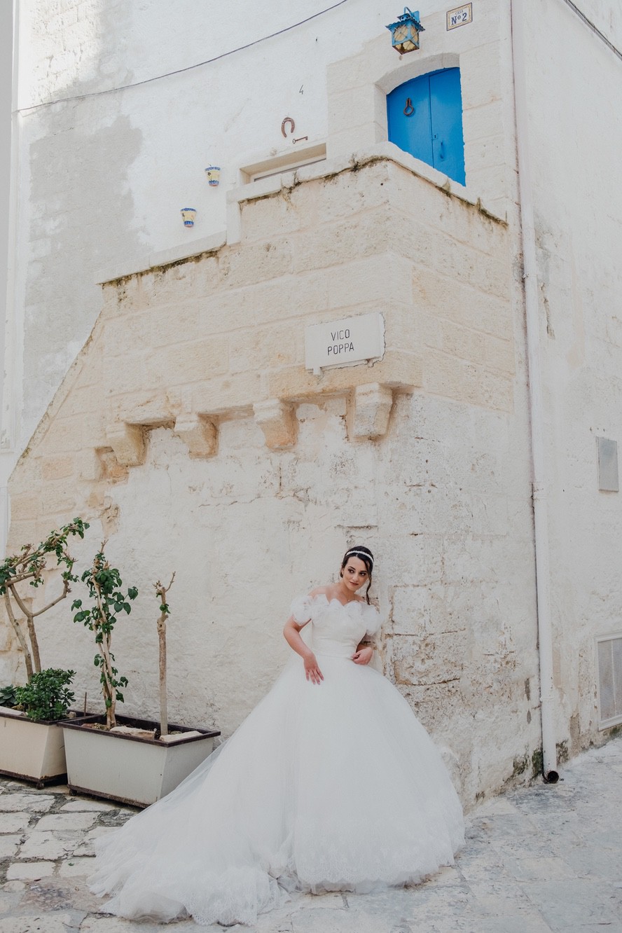 Sposa in un vicolo storico di Polignano