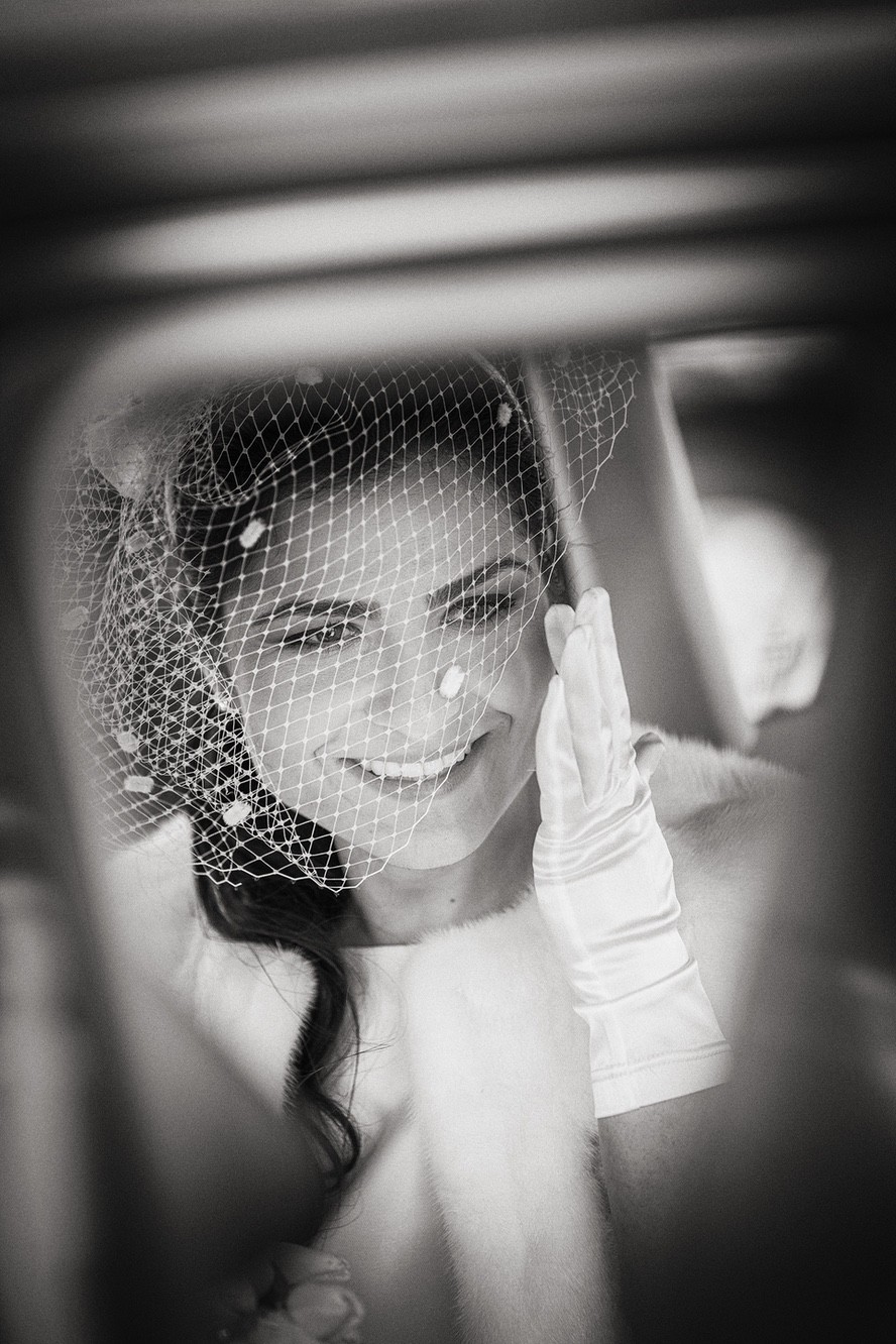 Foto in bianco e nero di una sposa con velo sul viso