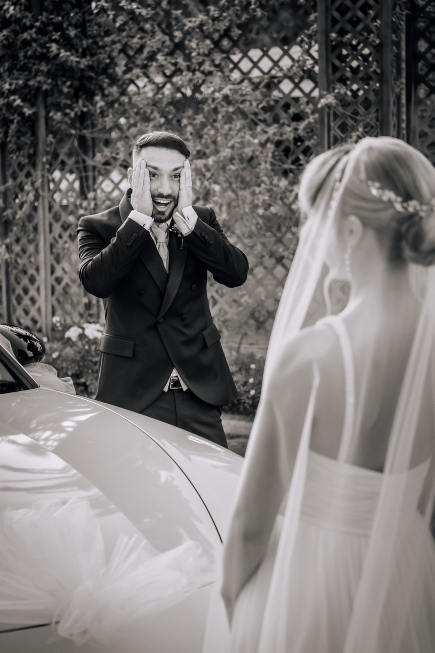 Foto in bianco e nero di uno sposo che guarda la sua sposa