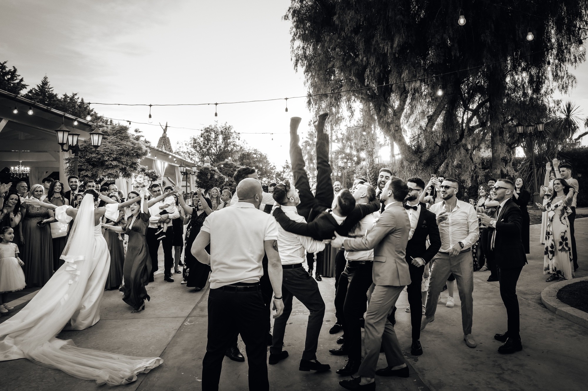 Festeggiamenti degli sposi coi loro invitati