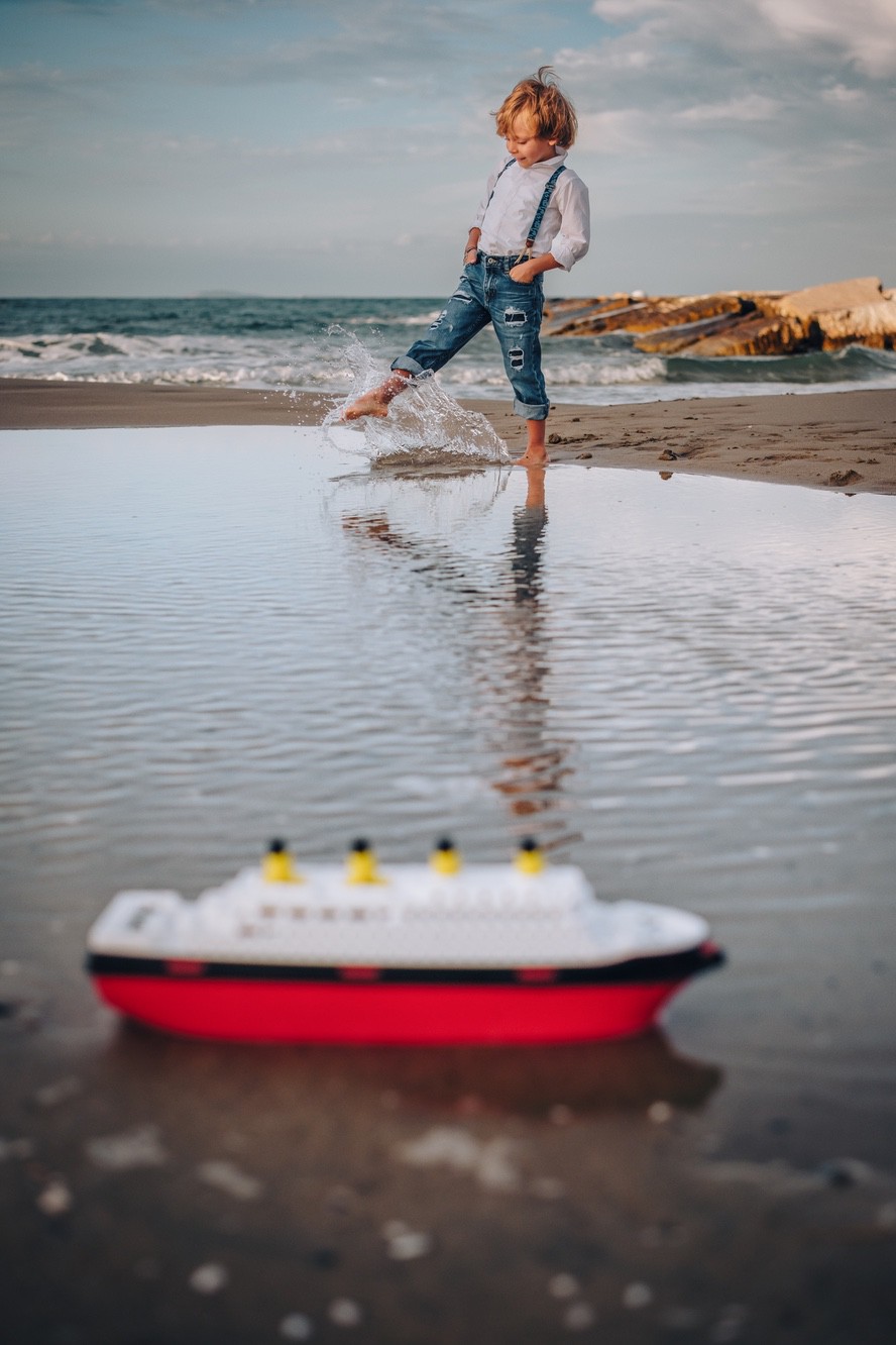 Foto di un bambino che gioca al mare