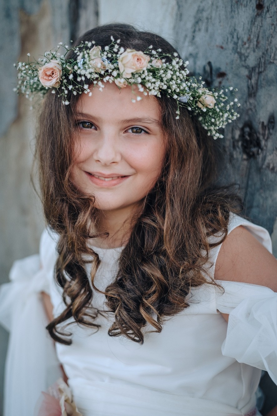 Ragazza cresimanda con ghirlanda di fiori in testa