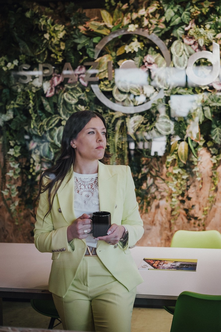 Foto di una ragazza a un evento aziendale