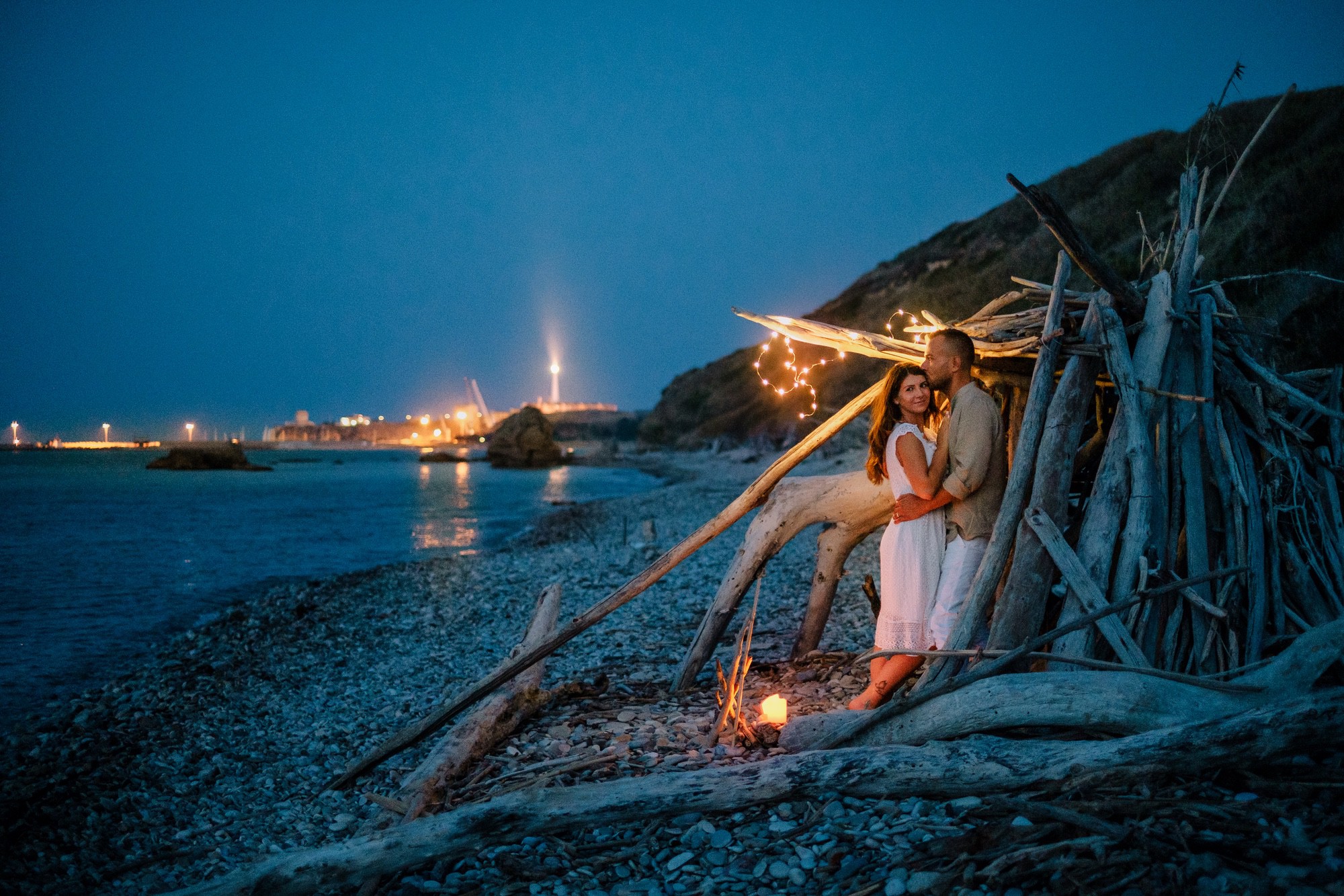 Fidanzati al mare Fotoritratto di fidanzati al mare con le luci della sera