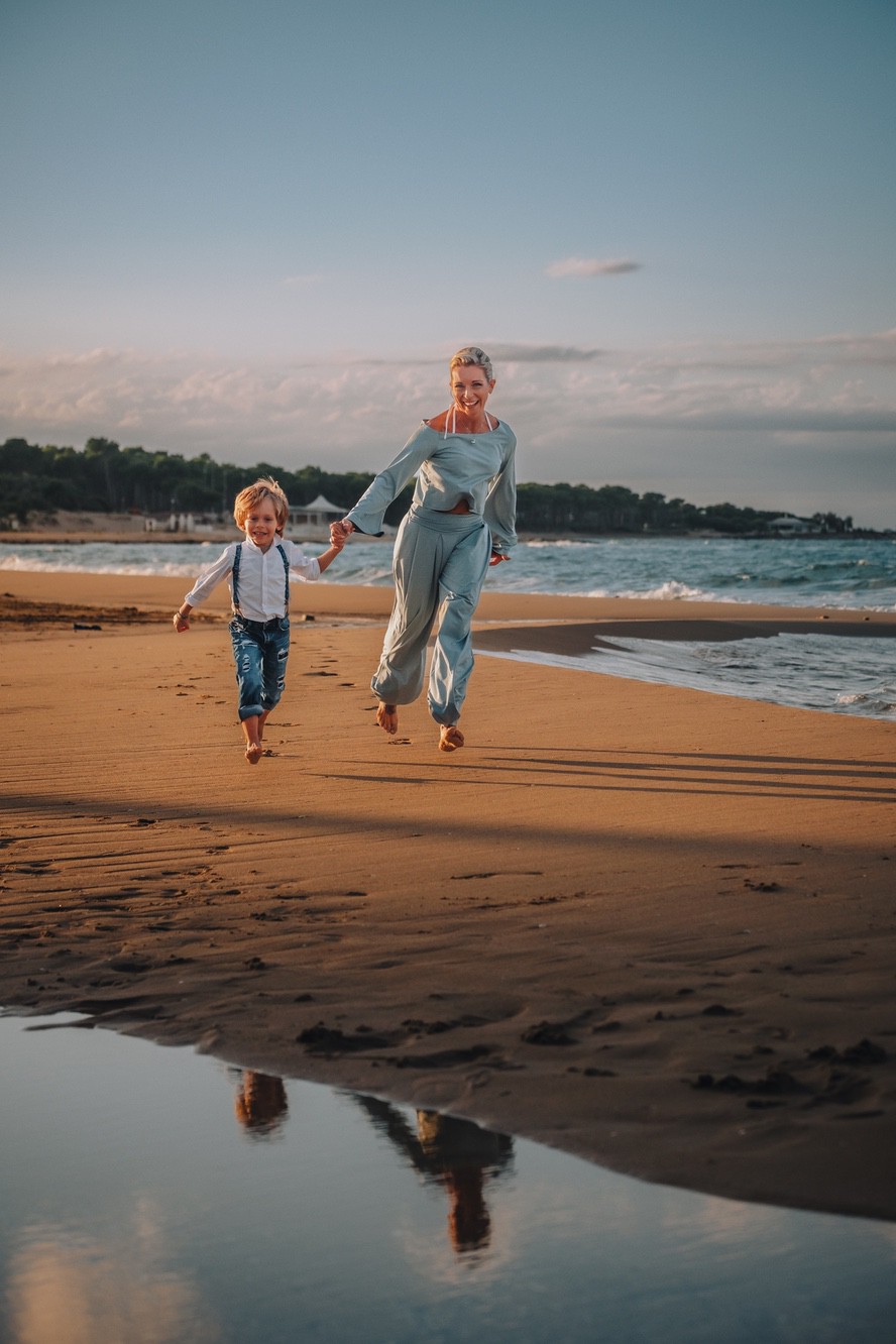 Fotoritratto mamma e figlio lungomare Fotoritratto professionale di una mamma e suo figliio sul lungomare