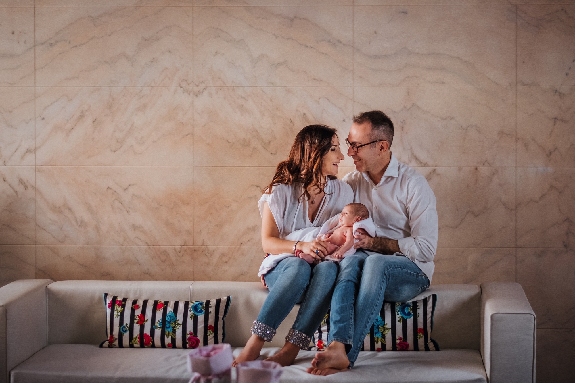 Neogenitori con il bebé Foto di due neogenitori con il loro bebé