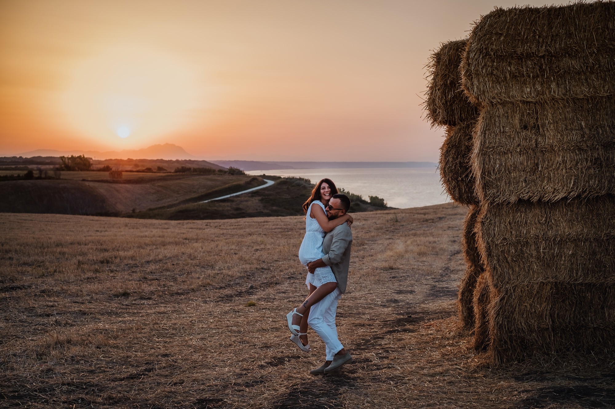 Fidanzati al tramonto Fidanzati al tramonto in un campo di grano