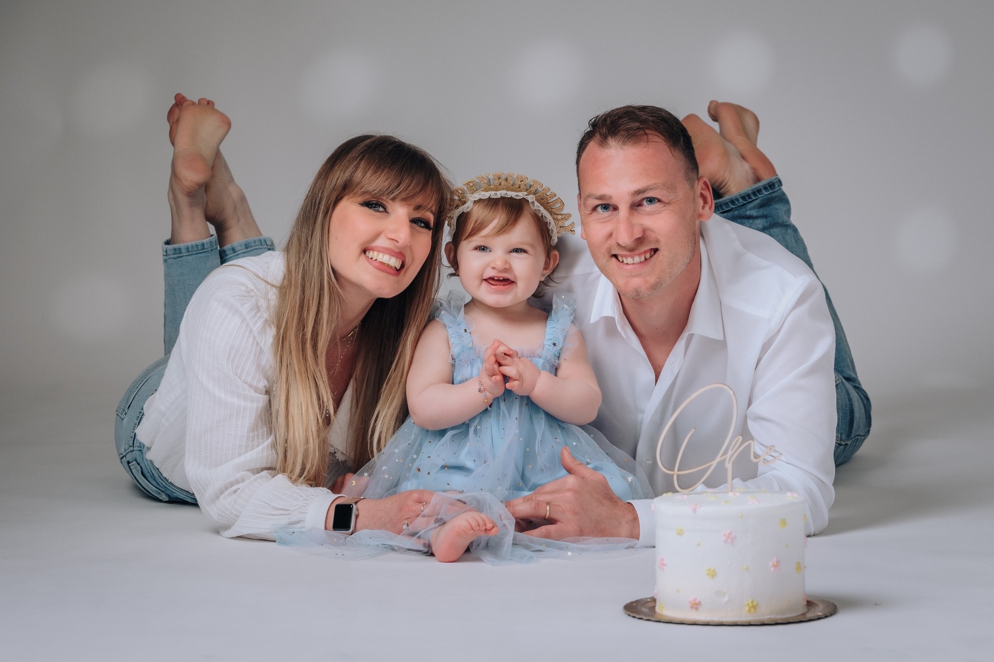 Foto di famiglia Scatto che ritrae mamma e papà con la loro bimba