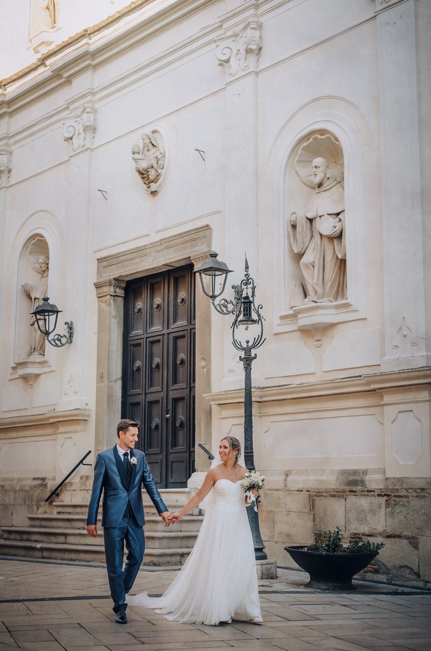 Sposi sul sagrato della chiesa della Beata Maria Vergine Assunta in Cielo