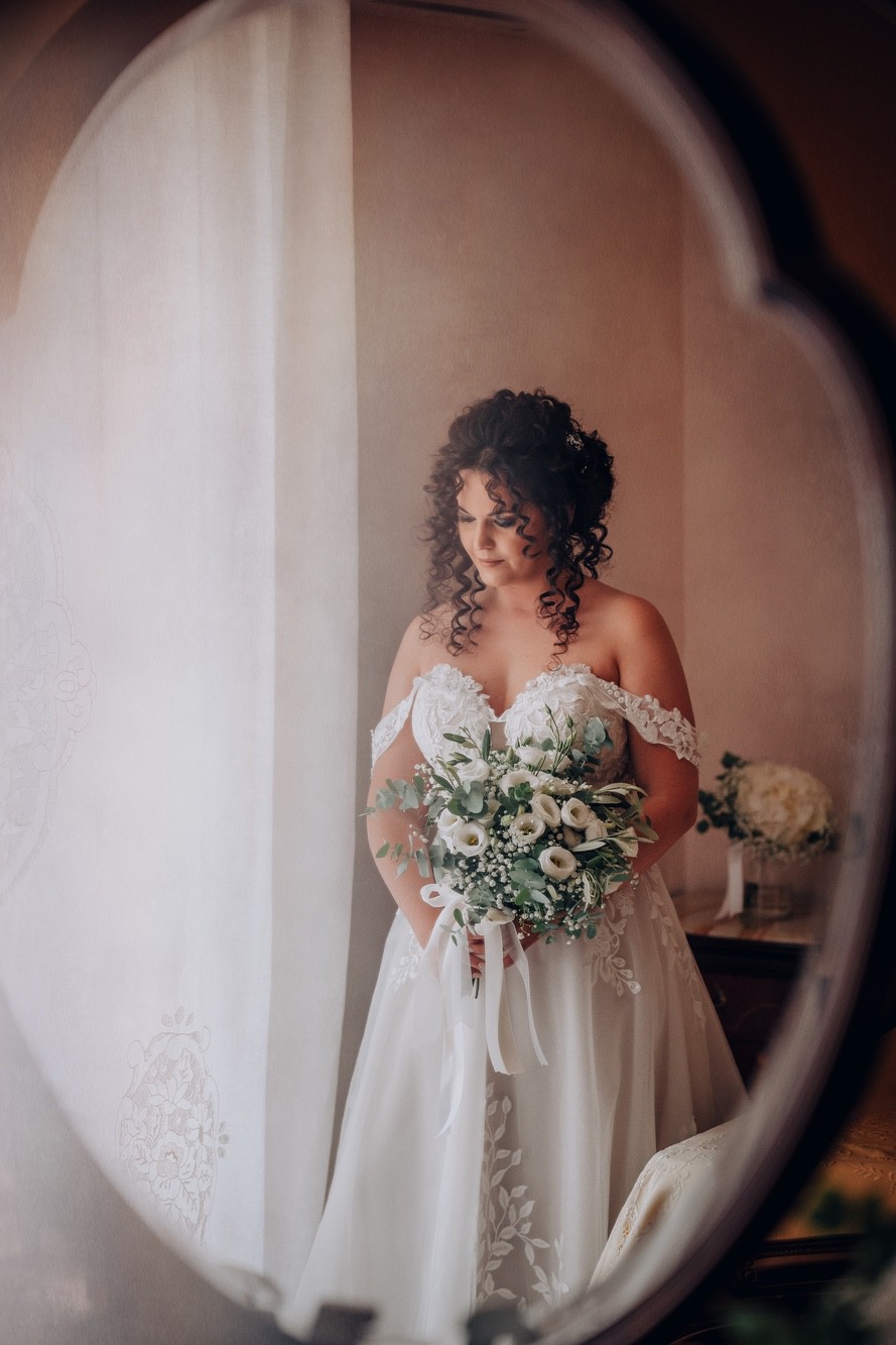 Sposa con abito in stile bucolico