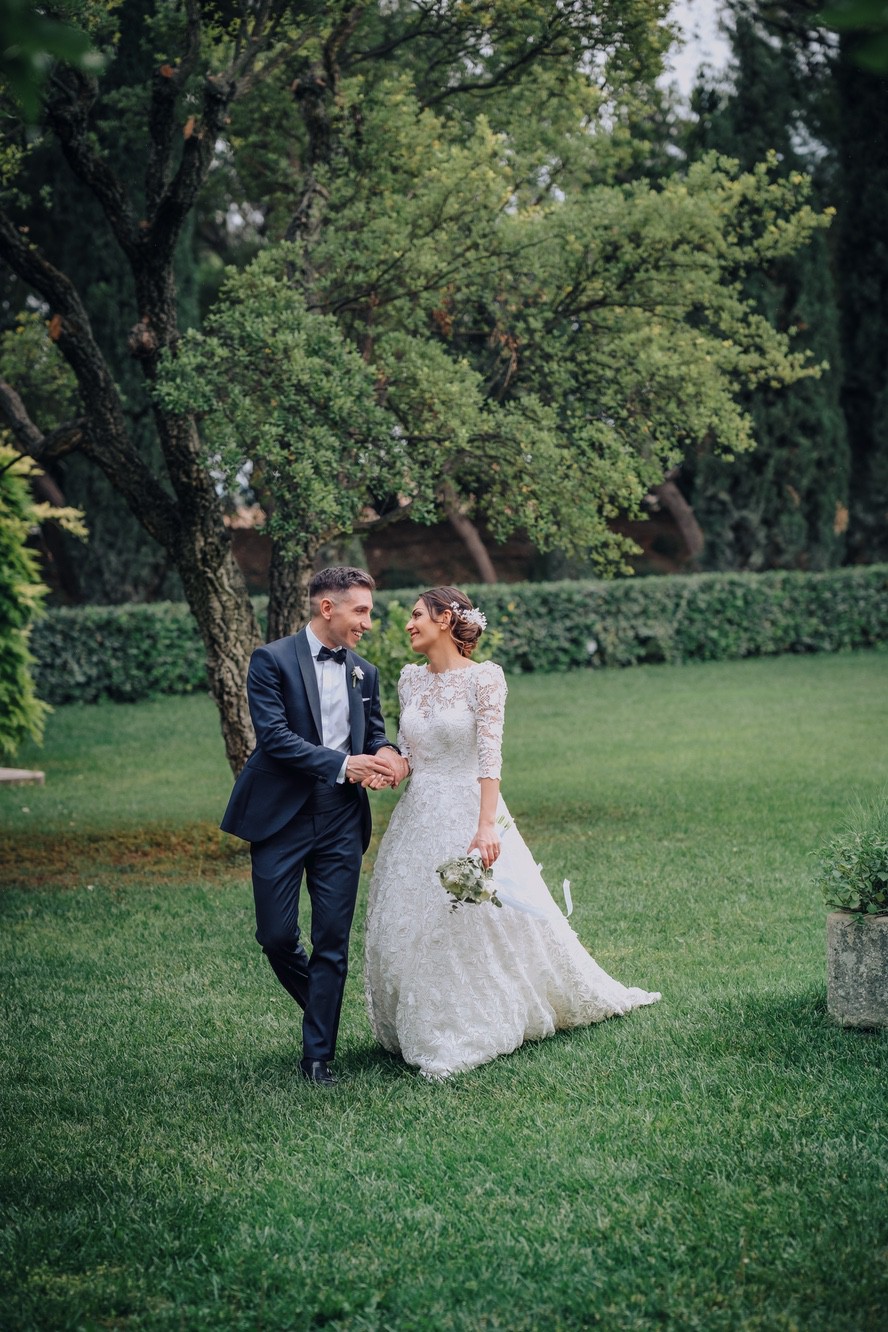 Sposi che passeggiano nel verde