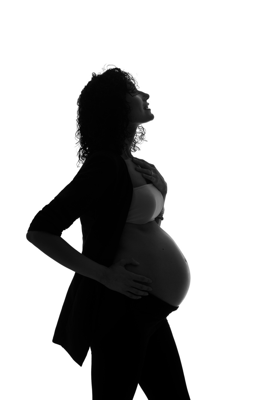 Foto di una futura mamma in bianco e nero