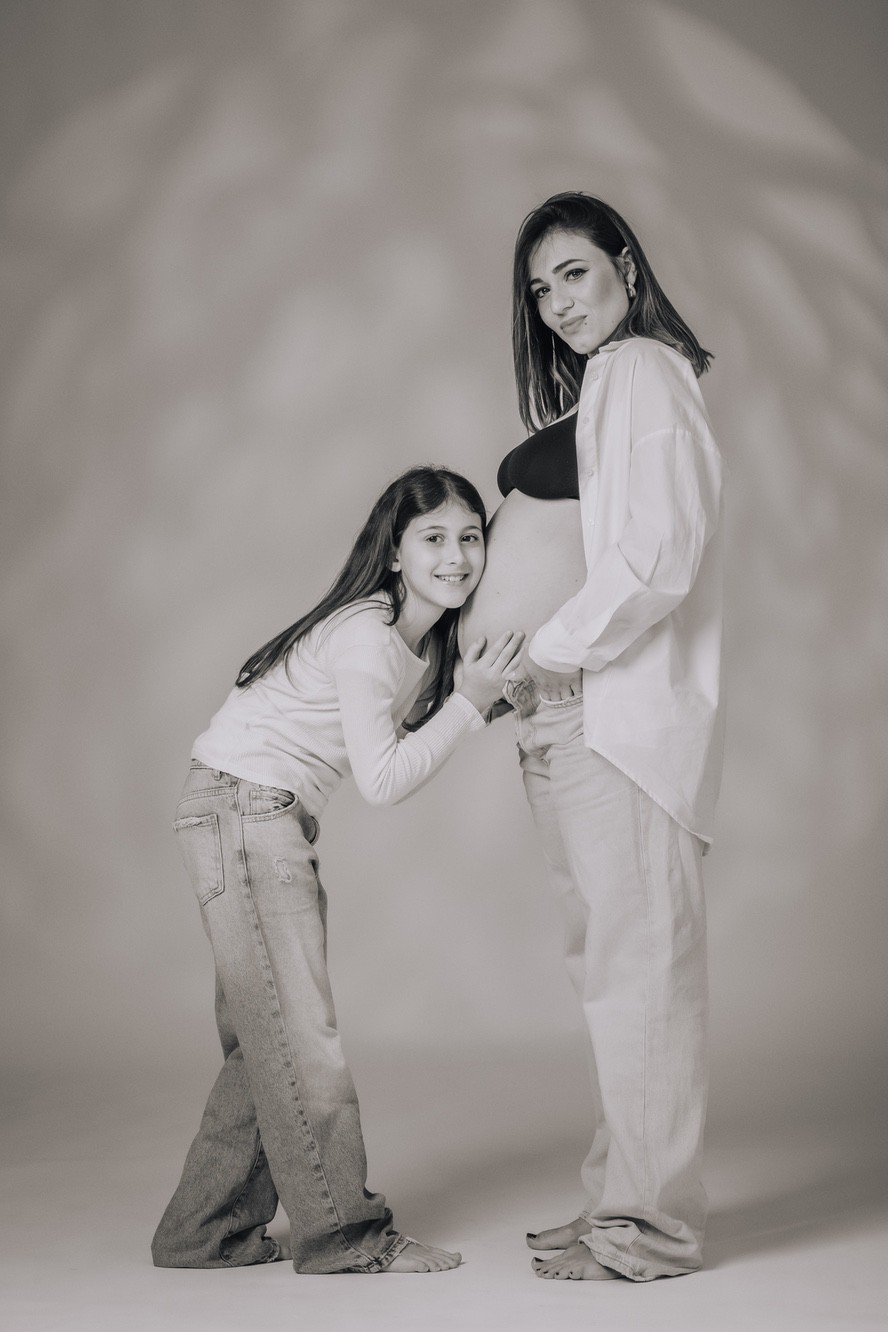 Mamma in attesa e figlia adolescente Shooting di una mamma in attesa e figlia adolescente