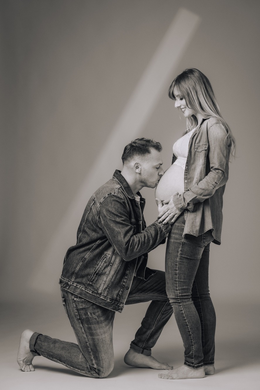 Coppia di fidanzazti in dolce attesa