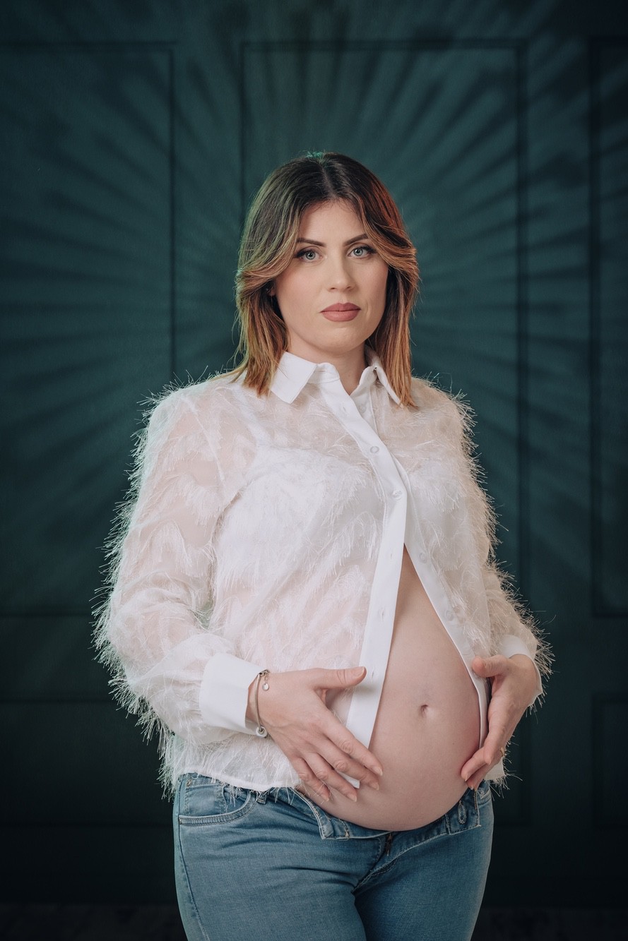 Lifestyle portrait di una futura mamma